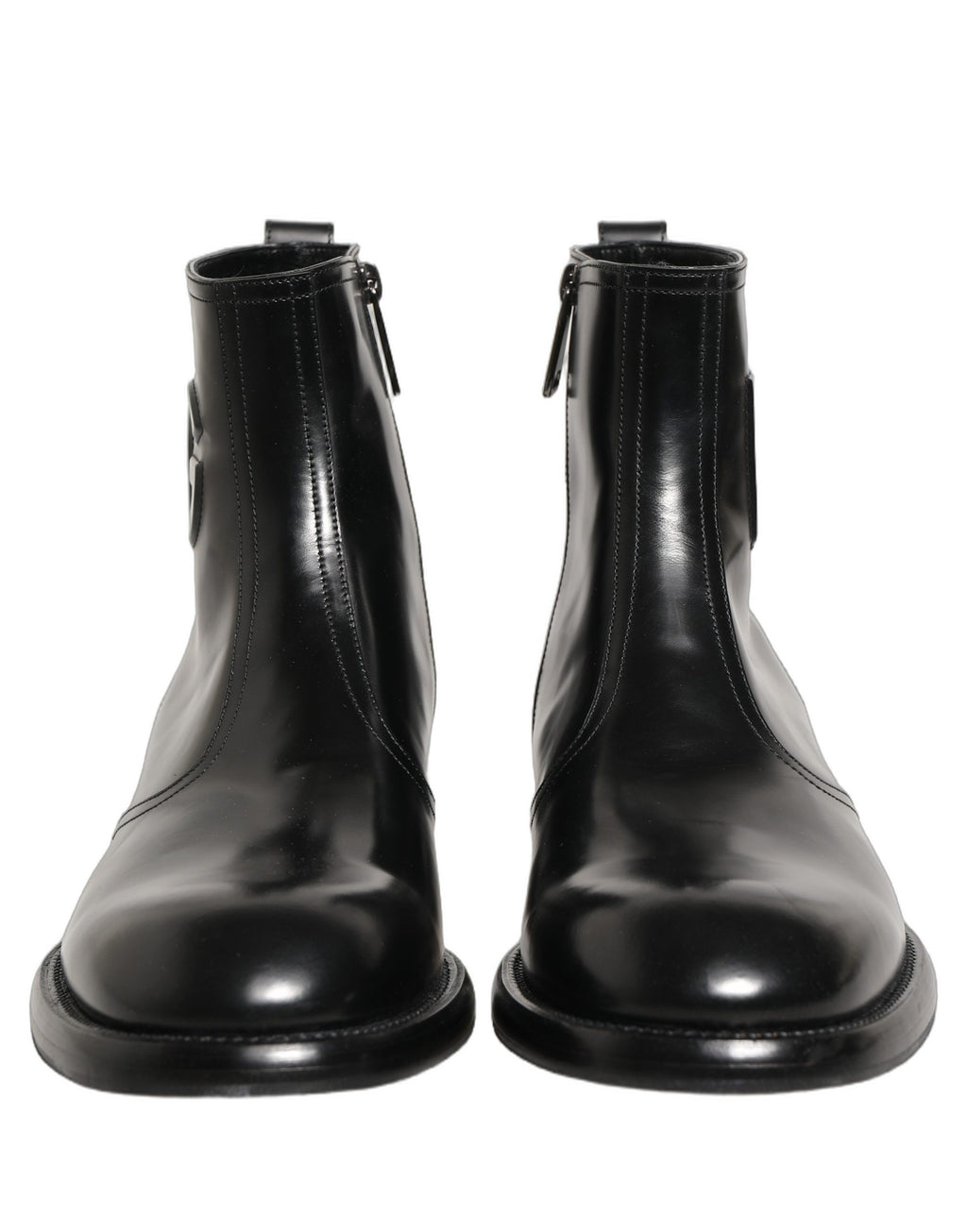 Bottes ankle en cuir noir Dolce & Gabbana avec logo embossed, style élégant et moderne, visibles sur l’image.