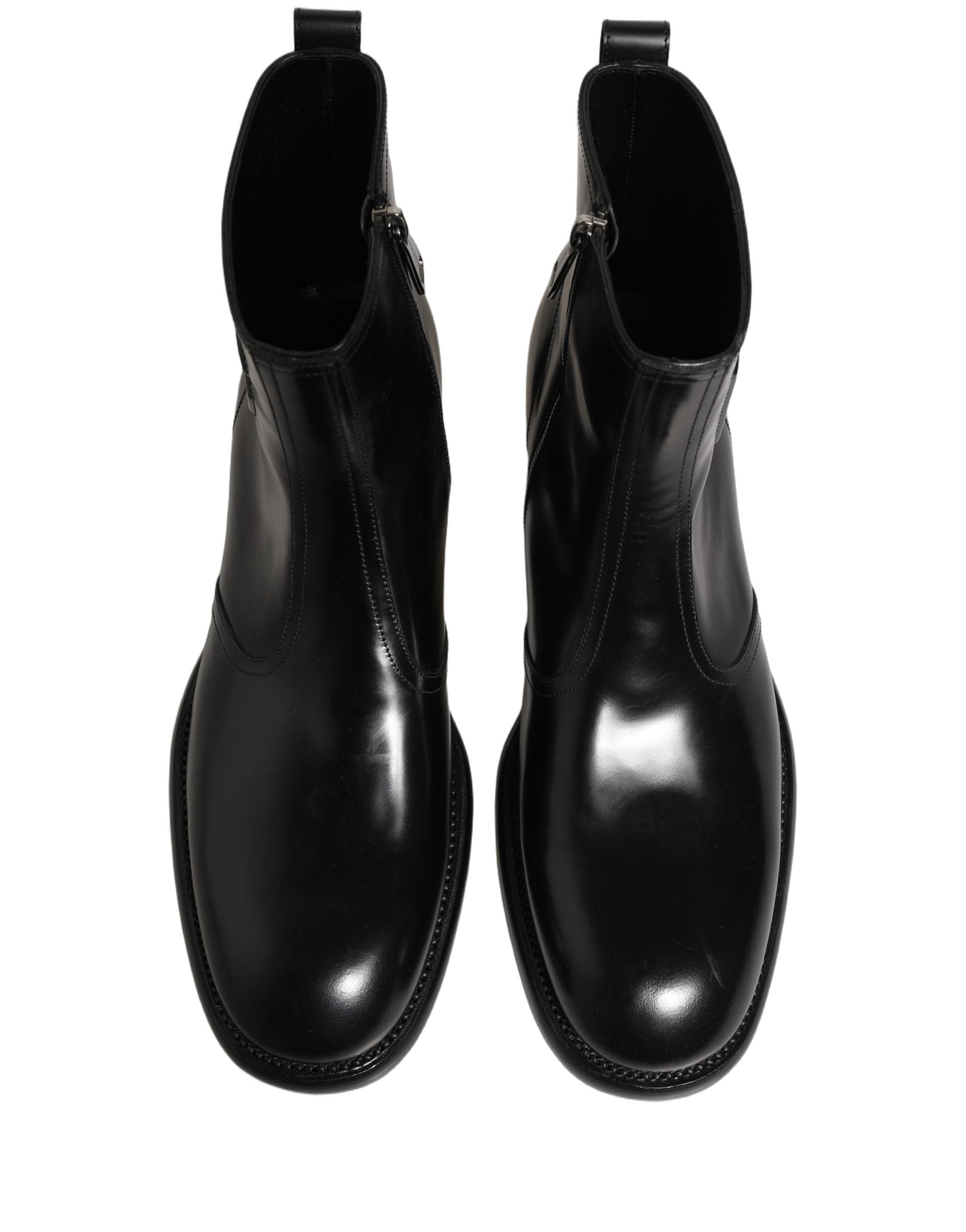 Bottes ankle en cuir noir Dolce & Gabbana avec logo embossé, semelle en caoutchouc et design élégant.