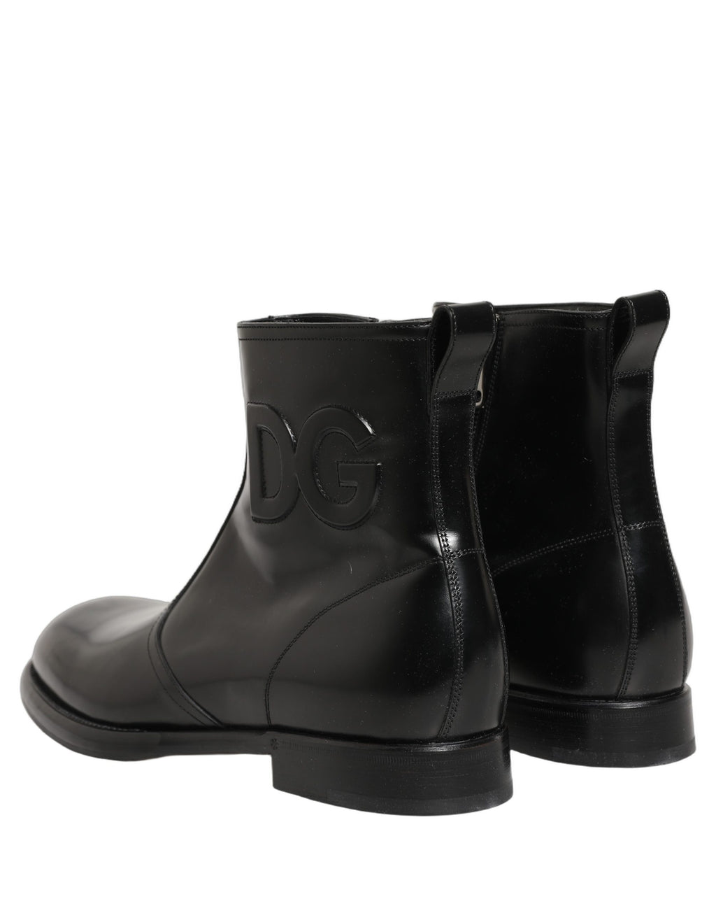 Bottes ankle en cuir noir Dolce & Gabbana avec logo embossé, style élégant et sophistiqué, vue de face.