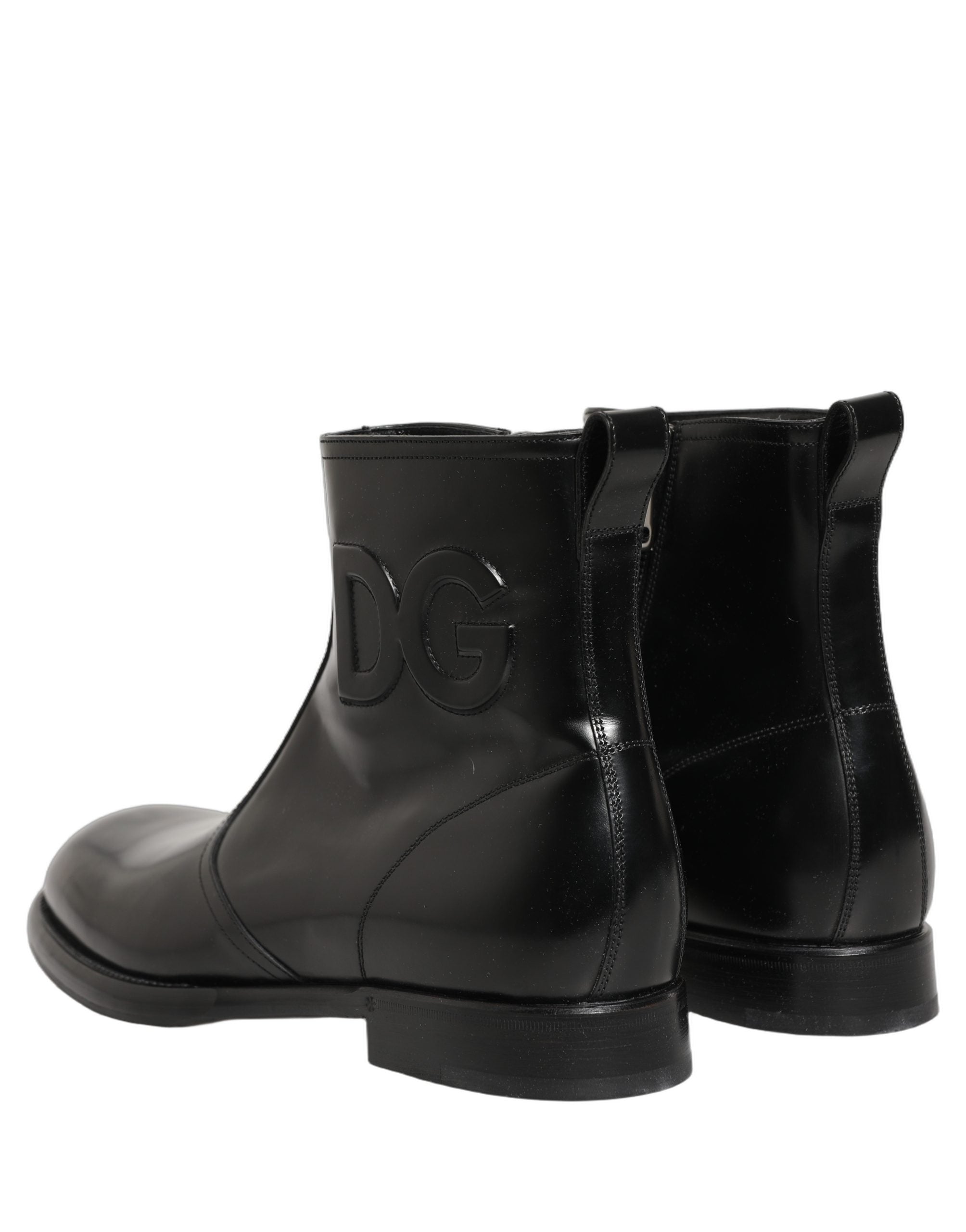 Bottes ankle en cuir noir Dolce & Gabbana avec logo embossé, style élégant et sophistiqué, vue de face.