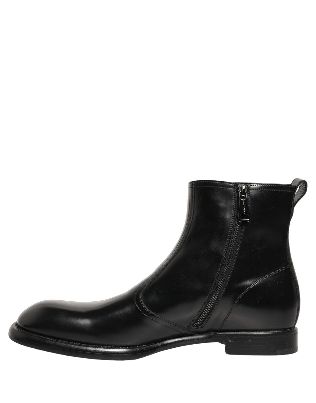 Bottes ankle en cuir noir Dolce & Gabbana avec logo embossé, style élégant et sophistiqué, vue de face sur fond neutre.