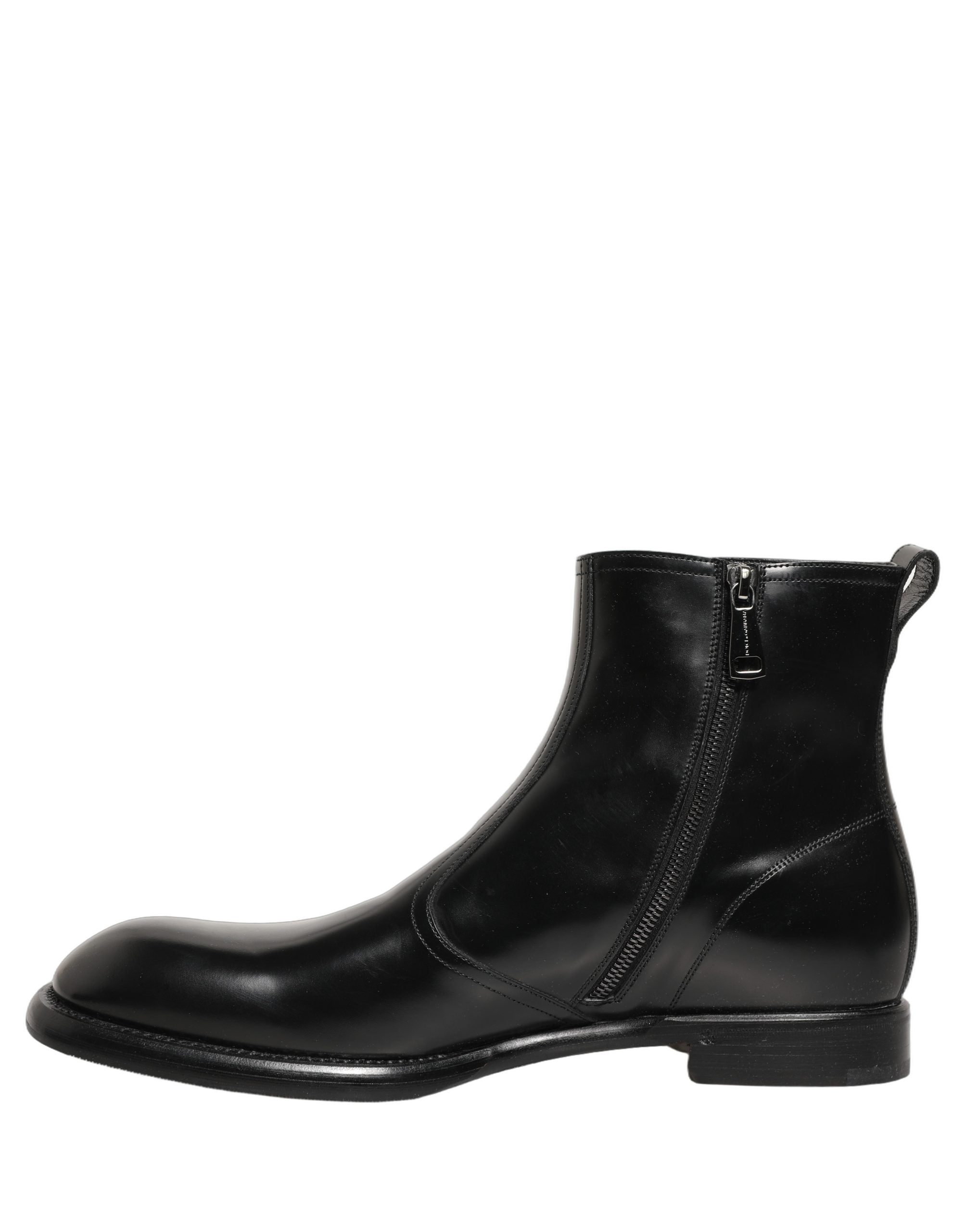 Bottes ankle en cuir noir Dolce & Gabbana avec logo embossé, style élégant et sophistiqué, vue de face sur fond neutre.