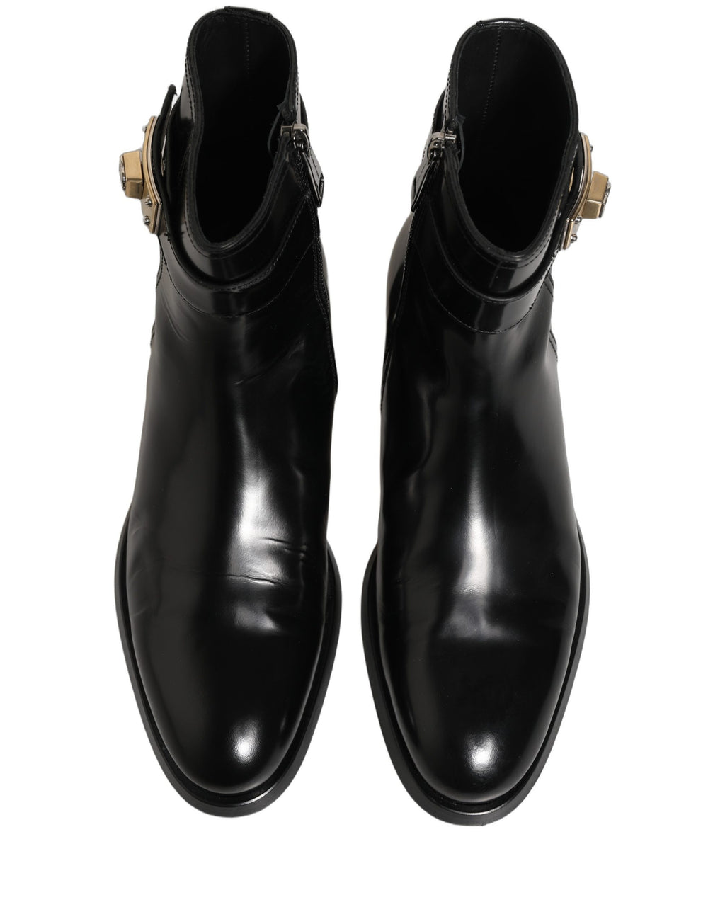 Bottes en cuir noir Dolce & Gabbana avec boucle logo, mi-mollet, profil visible, style élégant et sophistiqué.