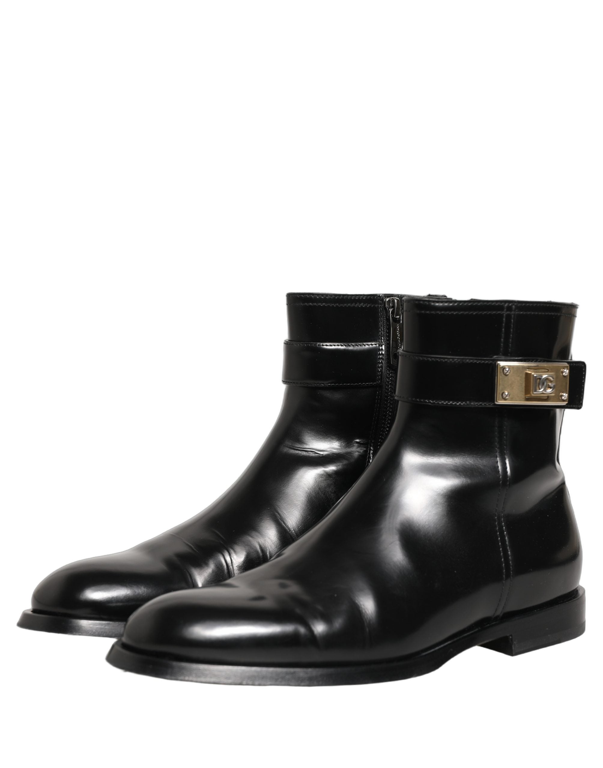 Bottes mi-mollet en cuir noir Dolce & Gabbana avec boucle logo, style élégant et moderne.