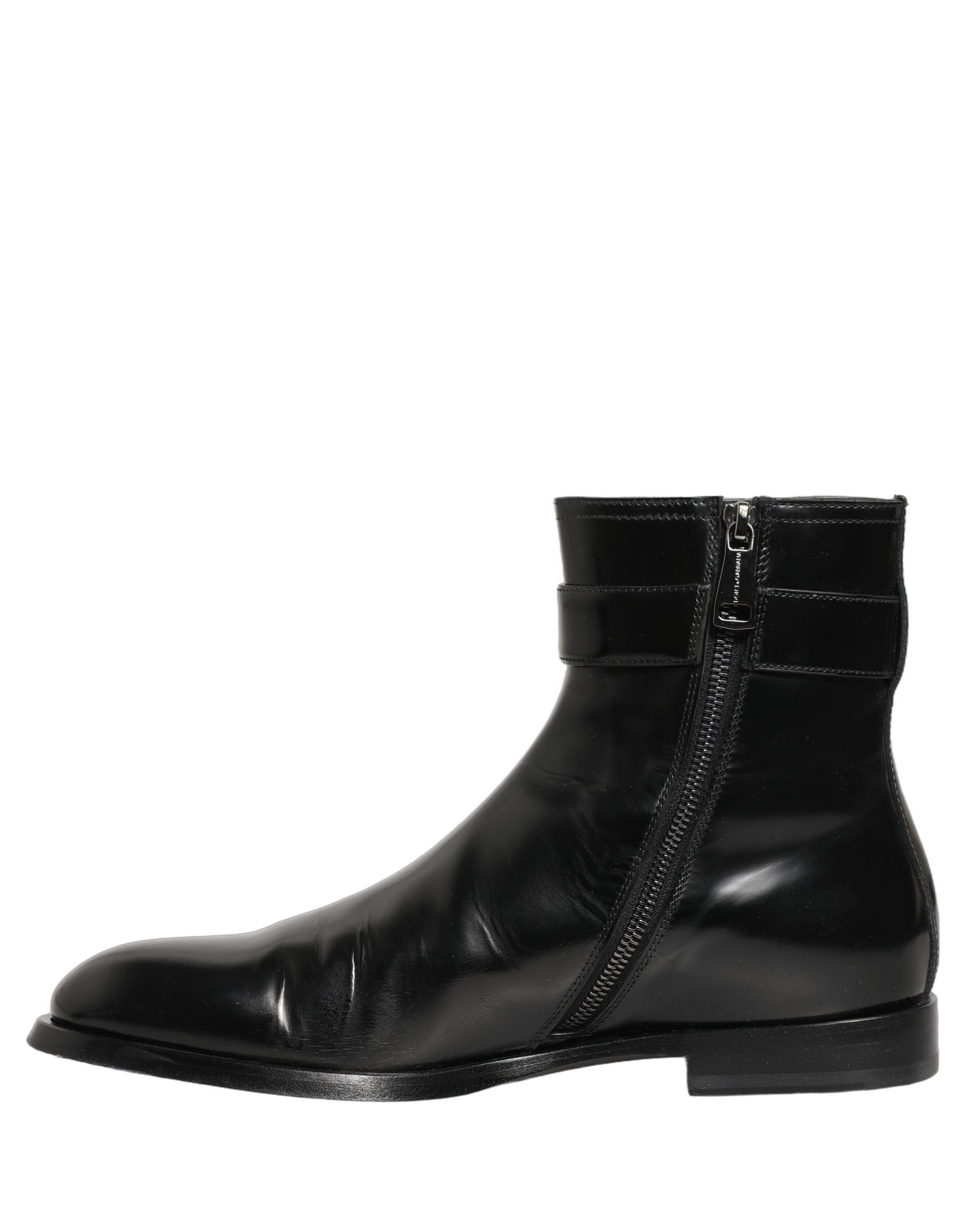 Bottes mi-mollet en cuir noir Dolce & Gabbana avec boucle logo, style élégant et sophistiqué, vue de face.