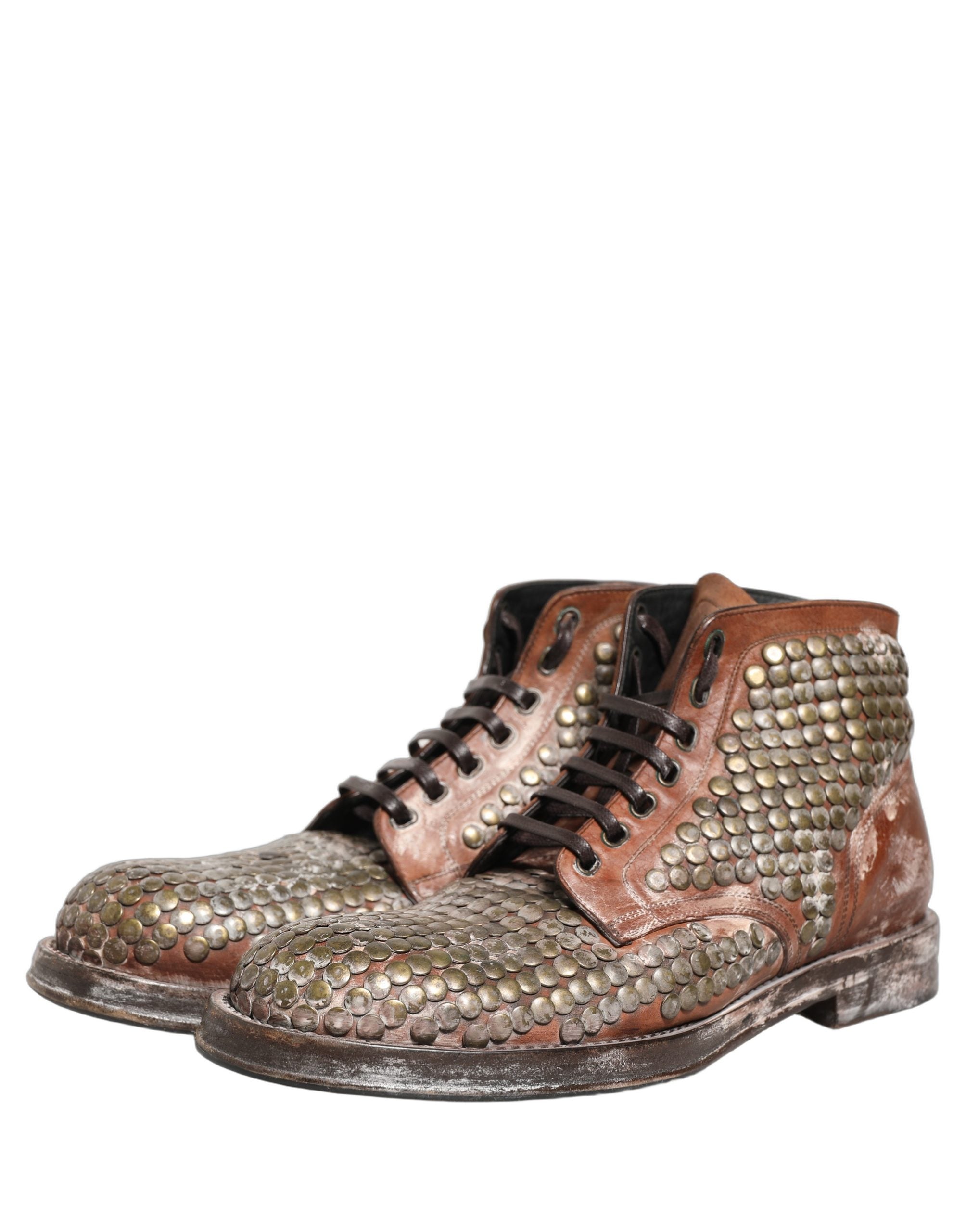 Bottes ankle en cuir marron Dolce & Gabbana avec studs tendance, vue de côté, chaussures de défilé élégantes et sophistiquées.