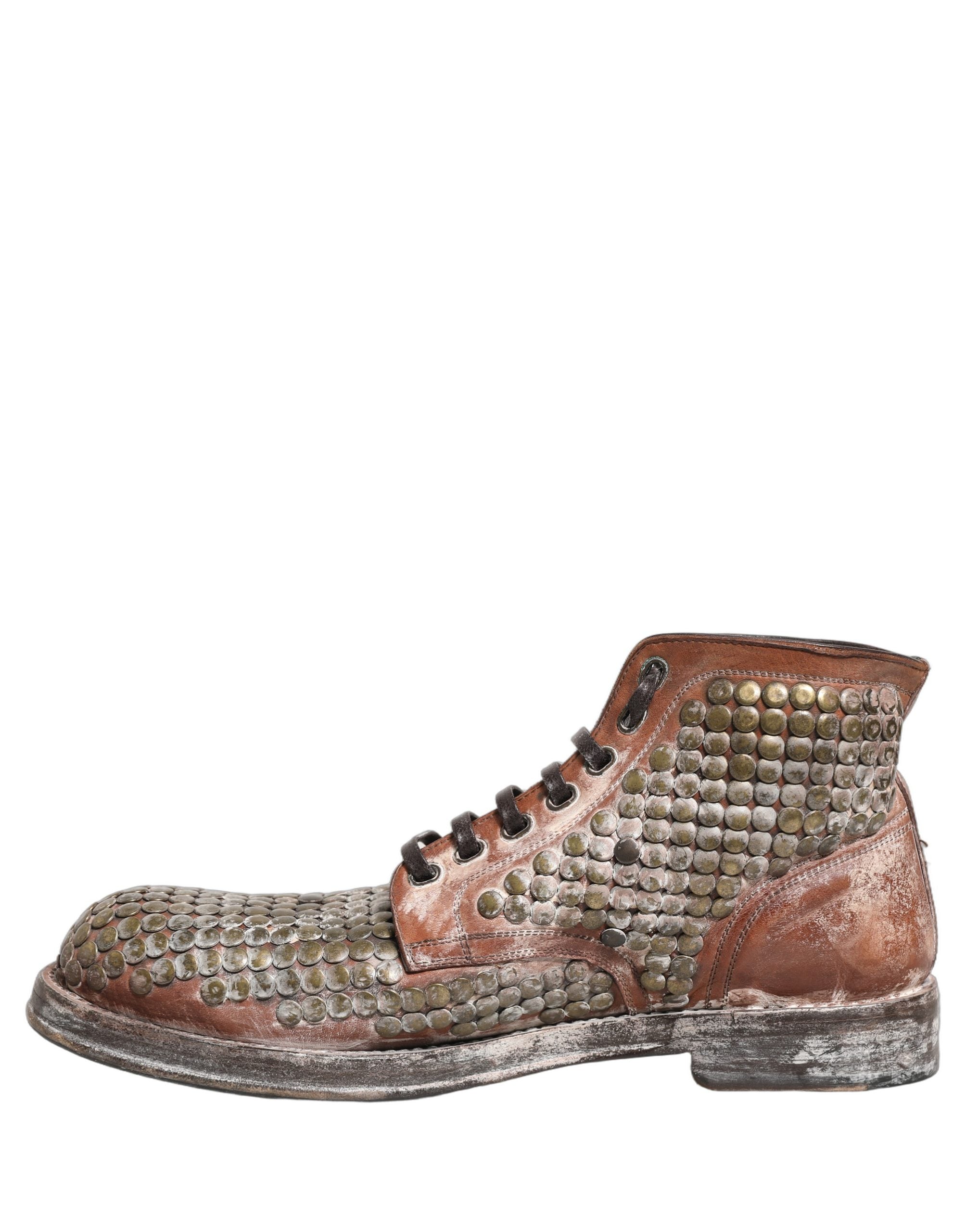 Bottes ankle en cuir marron Dolce & Gabbana avec clous, chaussures de défilé élégantes et tendance.