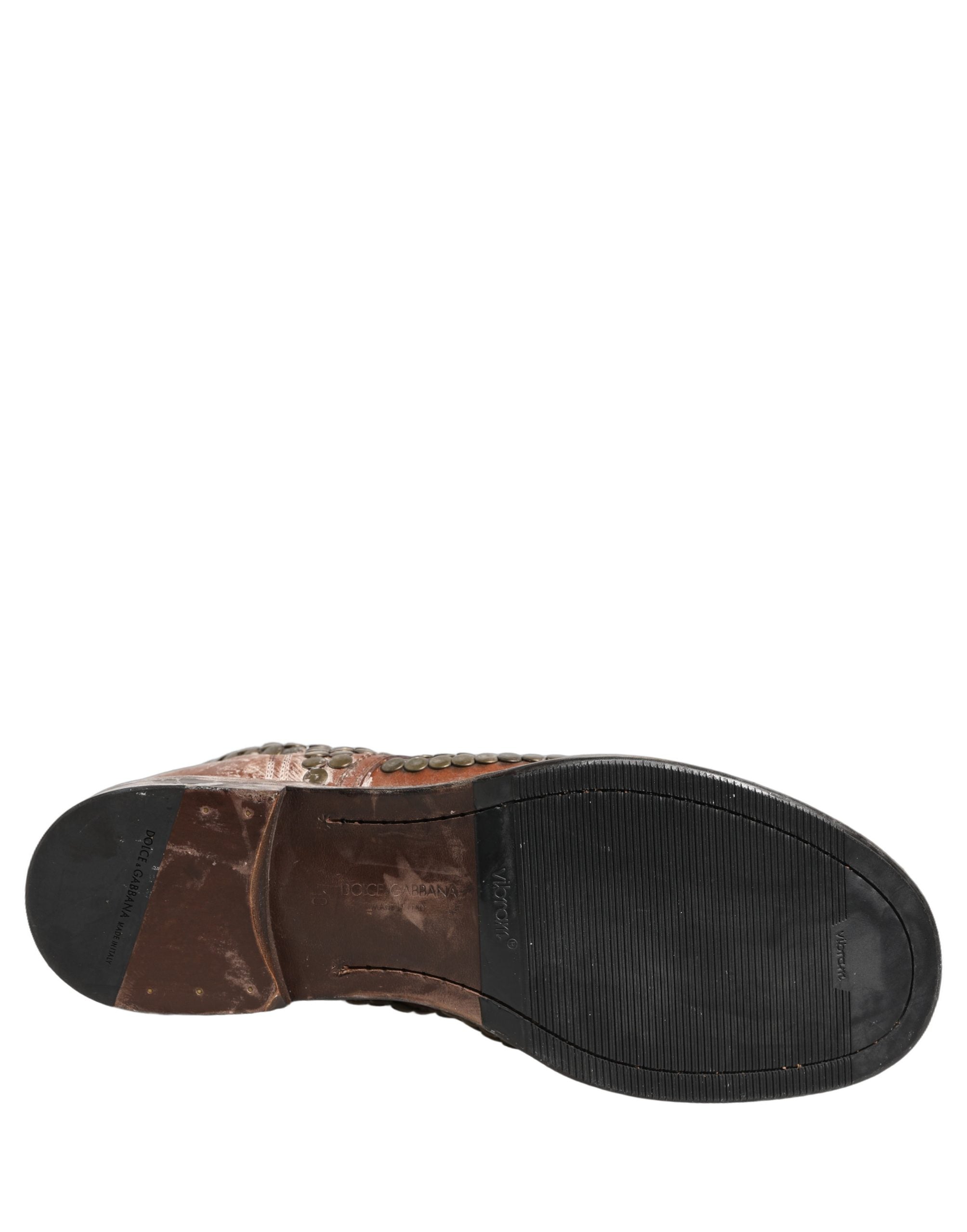 Bottes ankle en cuir marron Dolce & Gabbana avec clous, style runway, chaussures élégantes et modernes.