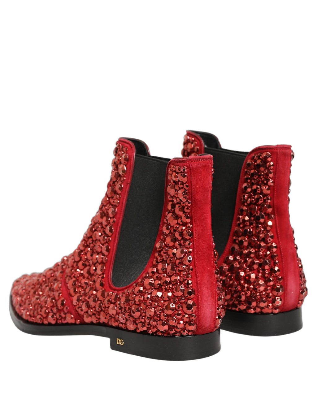 Bottines Chelsea rouges Dolce & Gabbana avec embellissements, semelle en cuir et détails élégants sur un fond neutre.