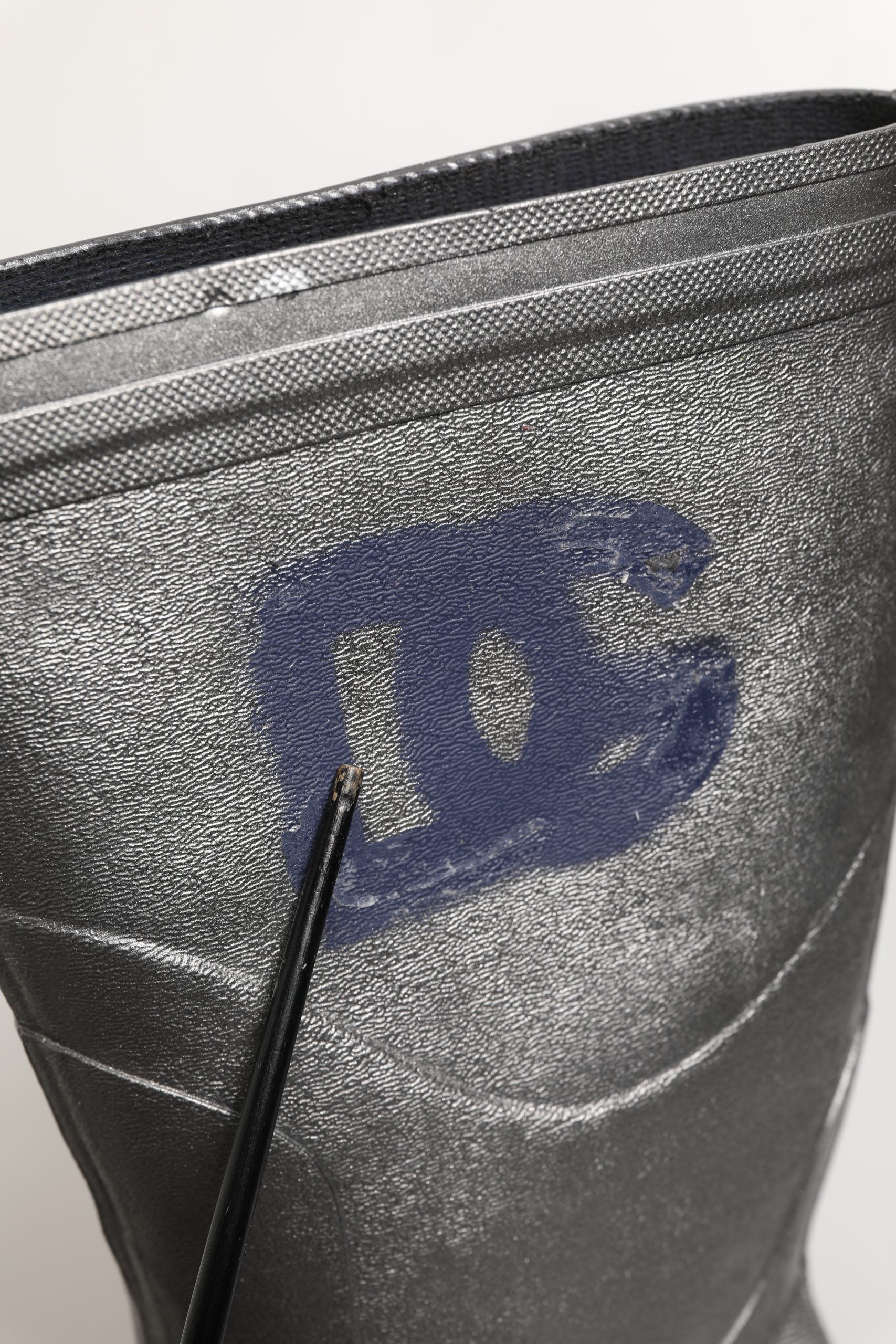 Bottes de pluie argentées Dolce & Gabbana pour homme, en métal, enfilables, chaussures élégantes et résistantes à la pluie.