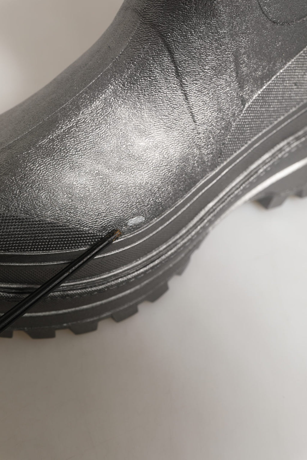 Bottes de pluie en métal argenté Dolce & Gabbana pour hommes, chaussures à enfiler avec finition brillante.