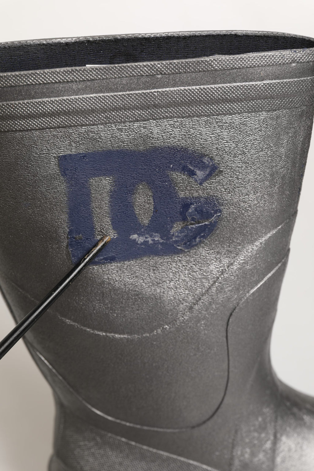 Bottes de pluie en métal argenté Dolce & Gabbana pour homme, style pull-on, chaussures élégantes et imperméables.
