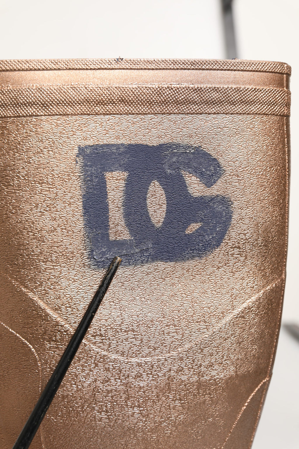 Bottes de pluie en PVC rose doré de Dolce & Gabbana pour hommes, chaussures élégantes et résistantes à l'eau.