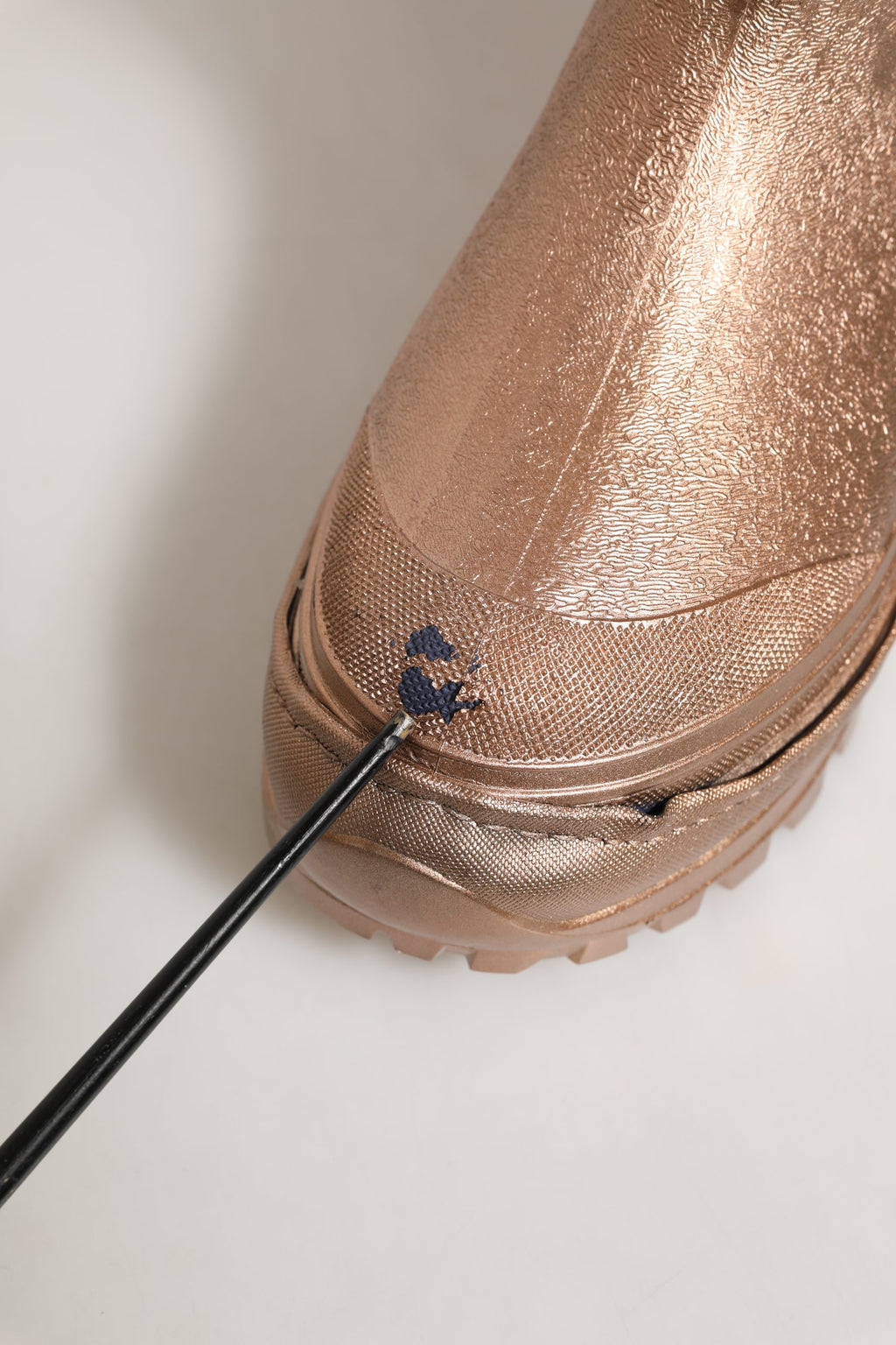 Bottes de pluie en PVC rose doré pour hommes de la marque Dolce & Gabbana, faciles à enfiler, avec design élégant.