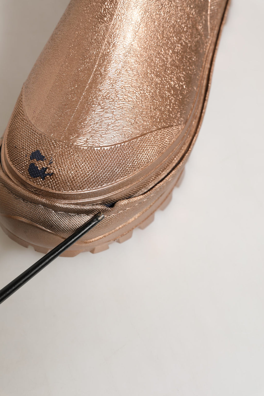 Chaussures hommes Dolce & Gabbana bottes de pluie en PVC rose gold à enfiler, style élégant et moderne.
