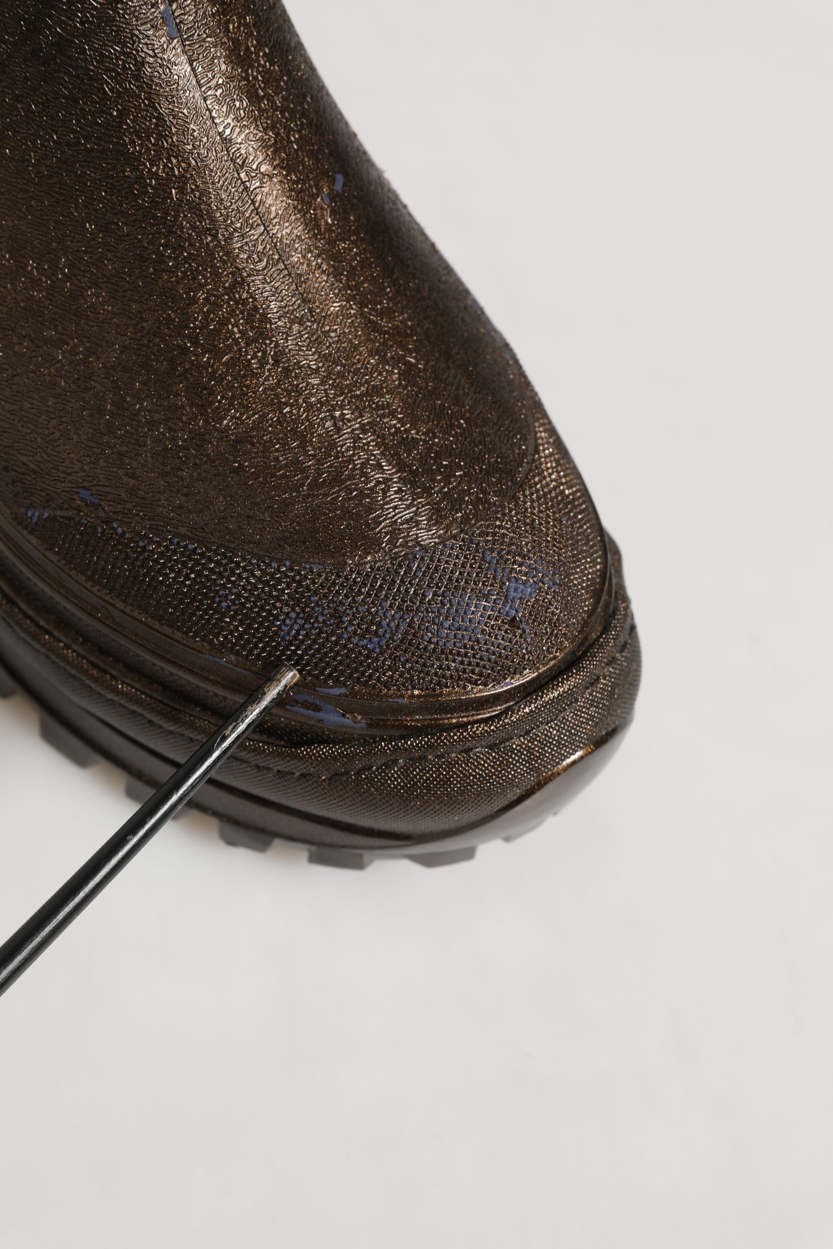 Bottes de pluie pour hommes Dolce & Gabbana en PVC bronze, faciles à enfiler, avec semelle antidérapante.