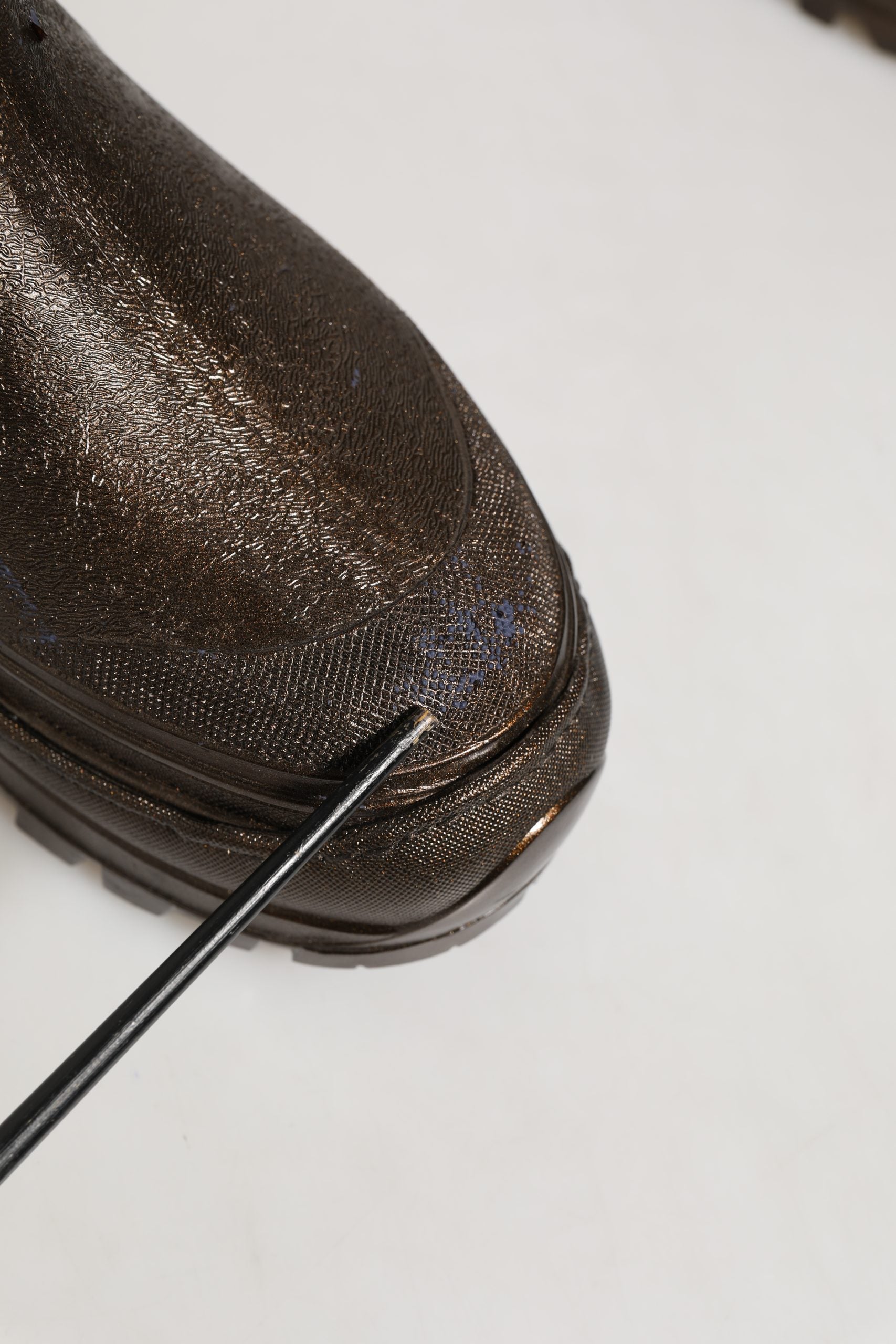 Bottes de pluie en PVC bronze pour hommes de la marque Dolce & Gabbana, style pull-on, résistantes et élégantes.