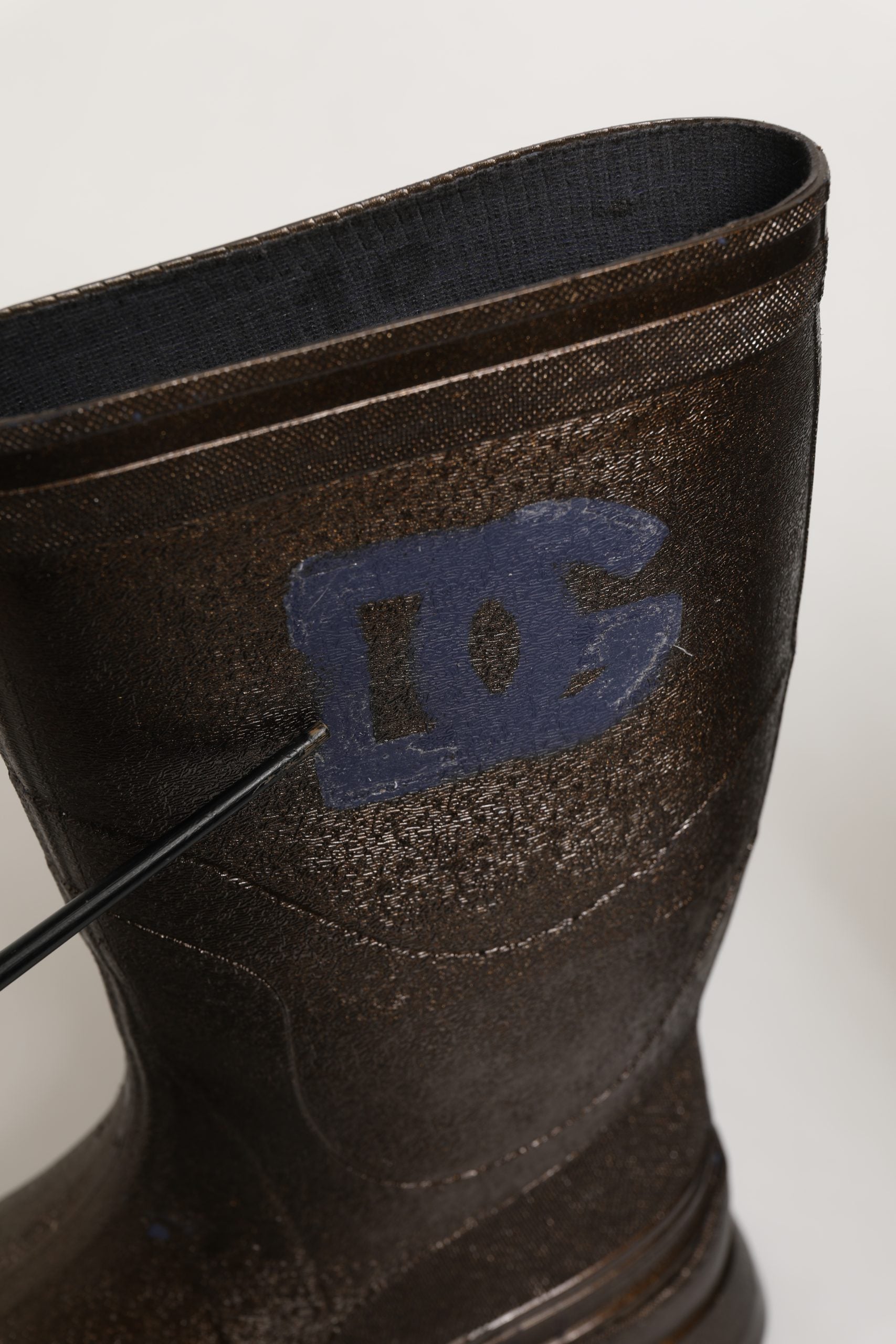 Bottes de pluie en PVC bronze Dolce & Gabbana pour hommes, faciles à enfiler, avec semelle antidérapante.