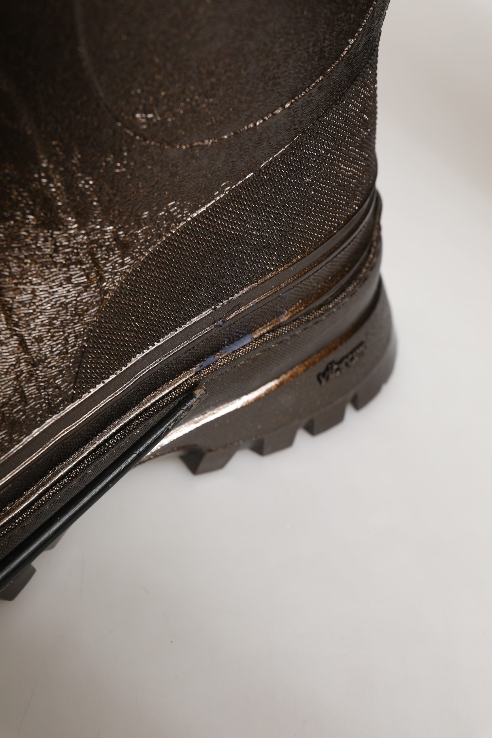 Bottes de pluie en PVC bronze pour hommes de la marque Dolce & Gabbana, faciles à enfiler, avec semelle antidérapante.