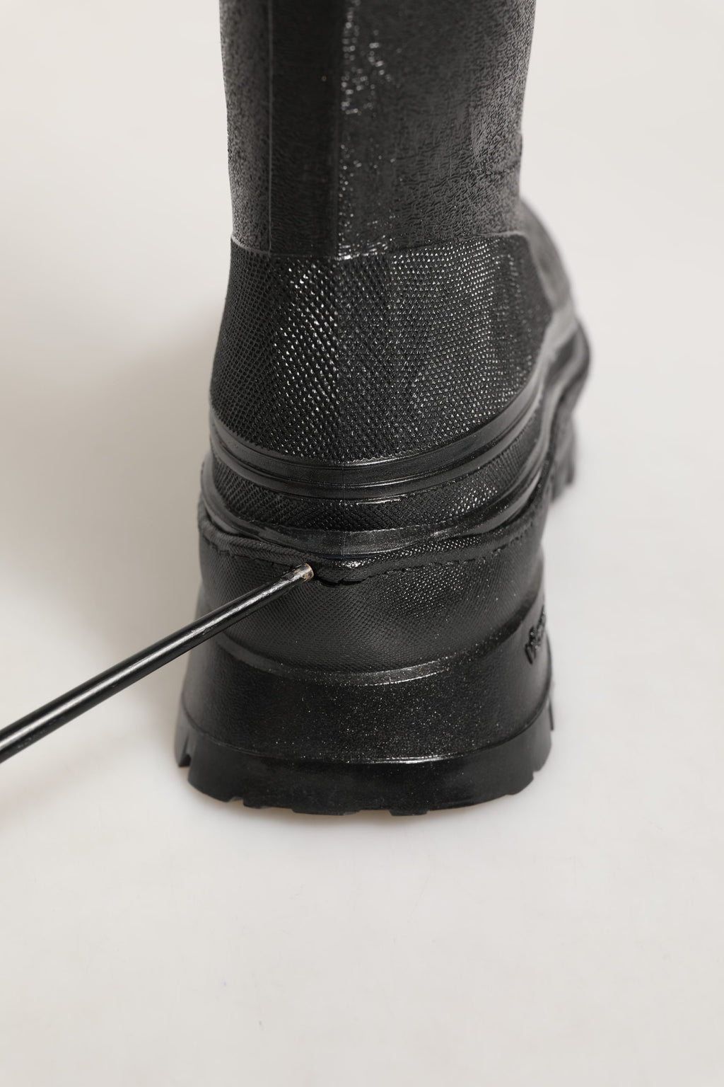Bottes de pluie noires en PVC Dolce & Gabbana pour hommes, style à enfiler, chaussures imperméables élégantes.