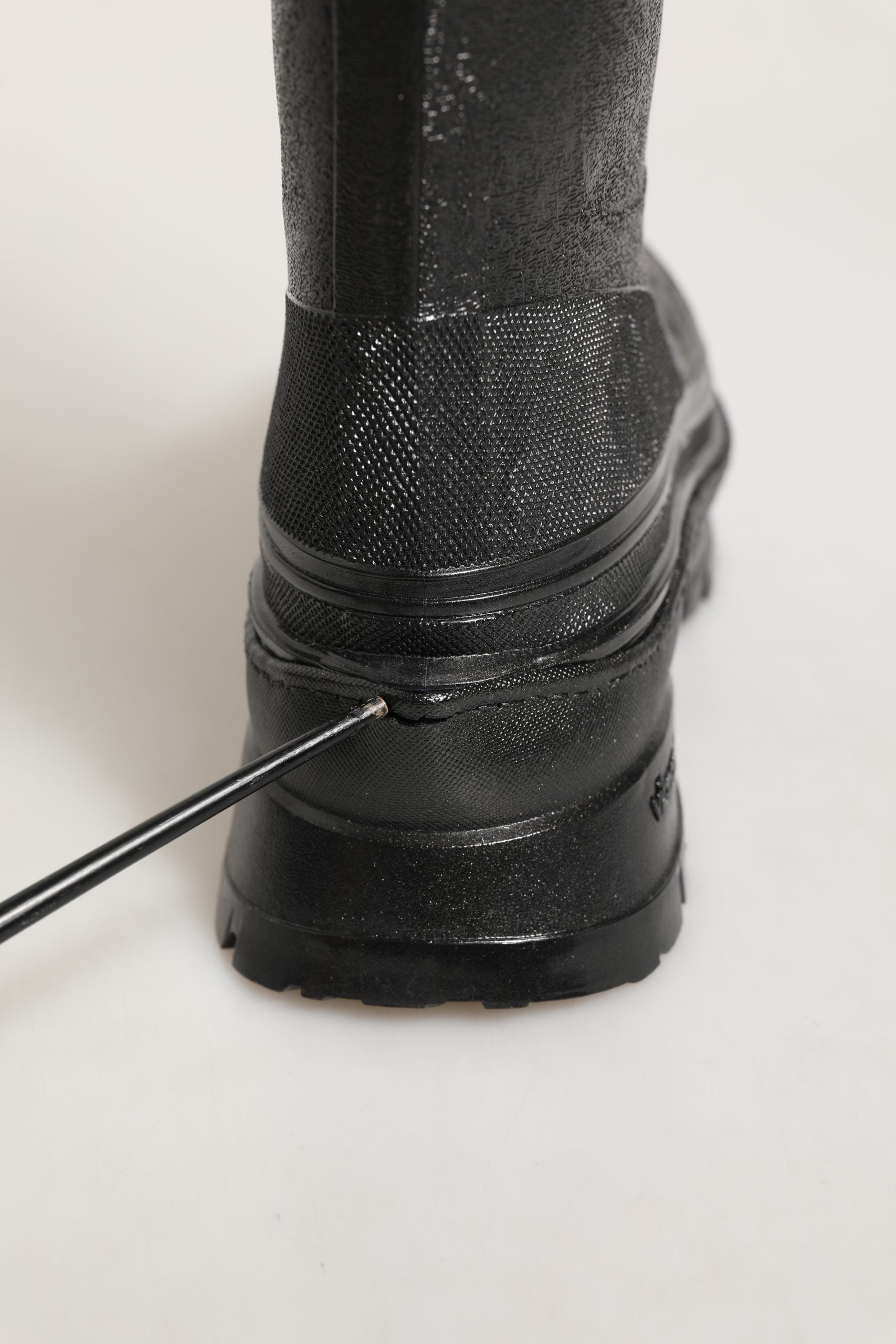 Bottes de pluie noires en PVC Dolce & Gabbana pour hommes, style à enfiler, chaussures imperméables élégantes.