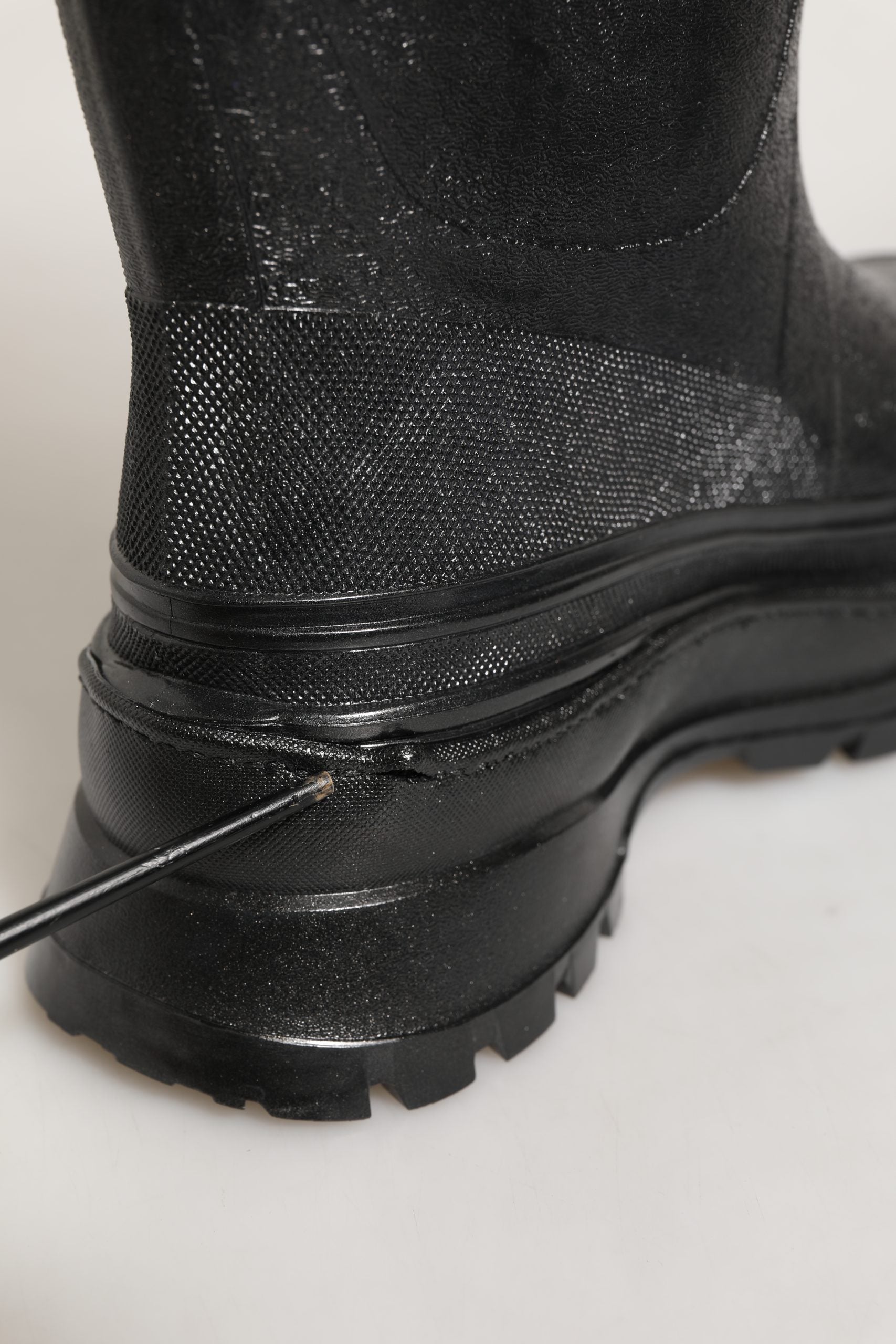 Bottes de pluie noires en PVC Dolce & Gabbana pour homme, faciles à enfiler, avec logo Dolce & Gabbana sur le côté.