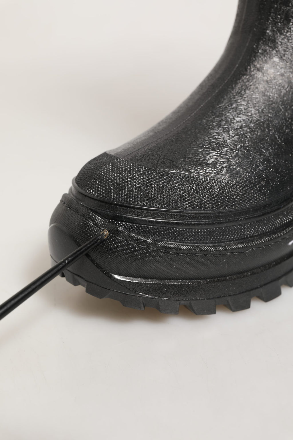 Bottes de pluie noires en PVC pour hommes de Dolce & Gabbana, faciles à enfiler, avec design tendance et semelle antidérapante.