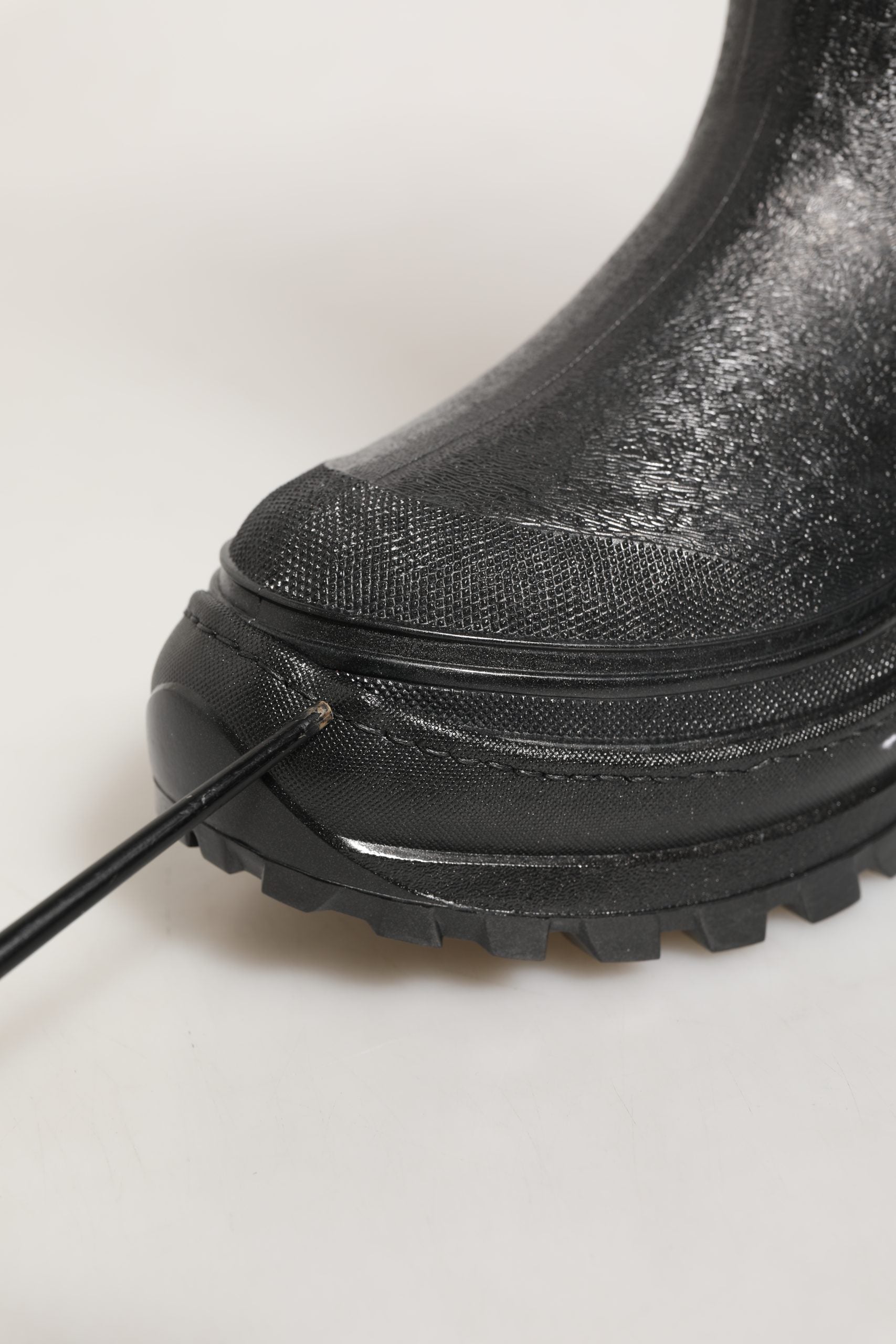 Bottes de pluie noires en PVC pour hommes de Dolce & Gabbana, faciles à enfiler, avec design tendance et semelle antidérapante.