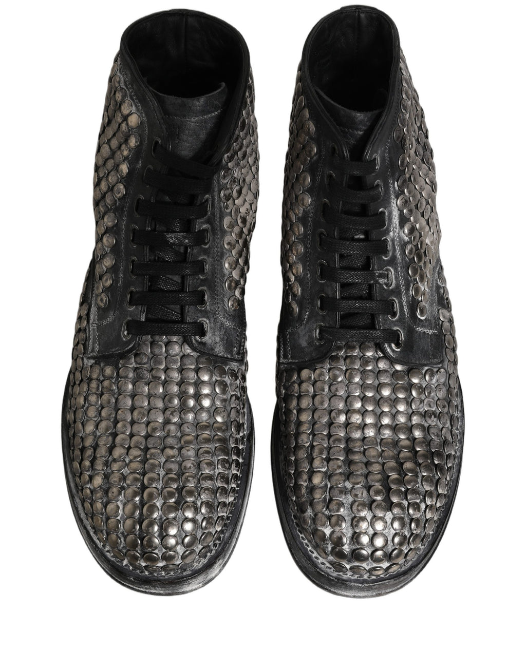 Bottes ankle en cuir noir Dolce & Gabbana avec studs, style de défilé, vue en pied montrant la texture et les détails du design.