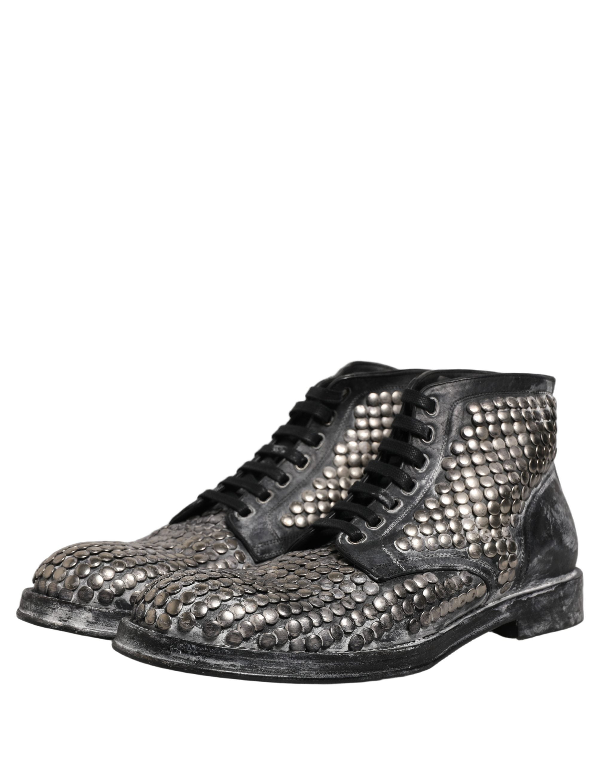 Bottes ankle en cuir noir Dolce & Gabbana avec studs de défilé, élégantes et tendance, vues en gros plan.