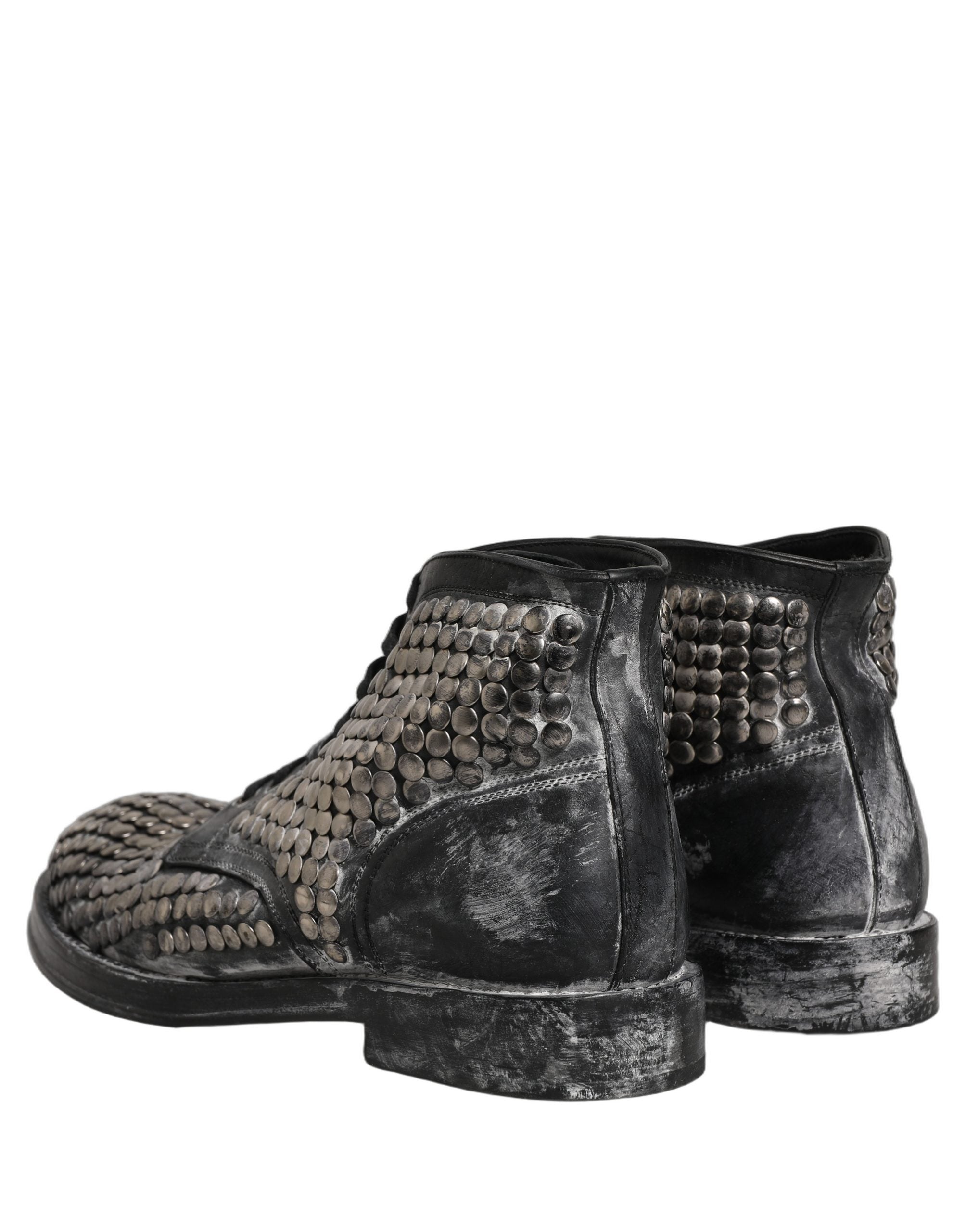 Bottes ankle en cuir noir Dolce & Gabbana, style runway avec studs métalliques, chaussures élégantes et modernes.