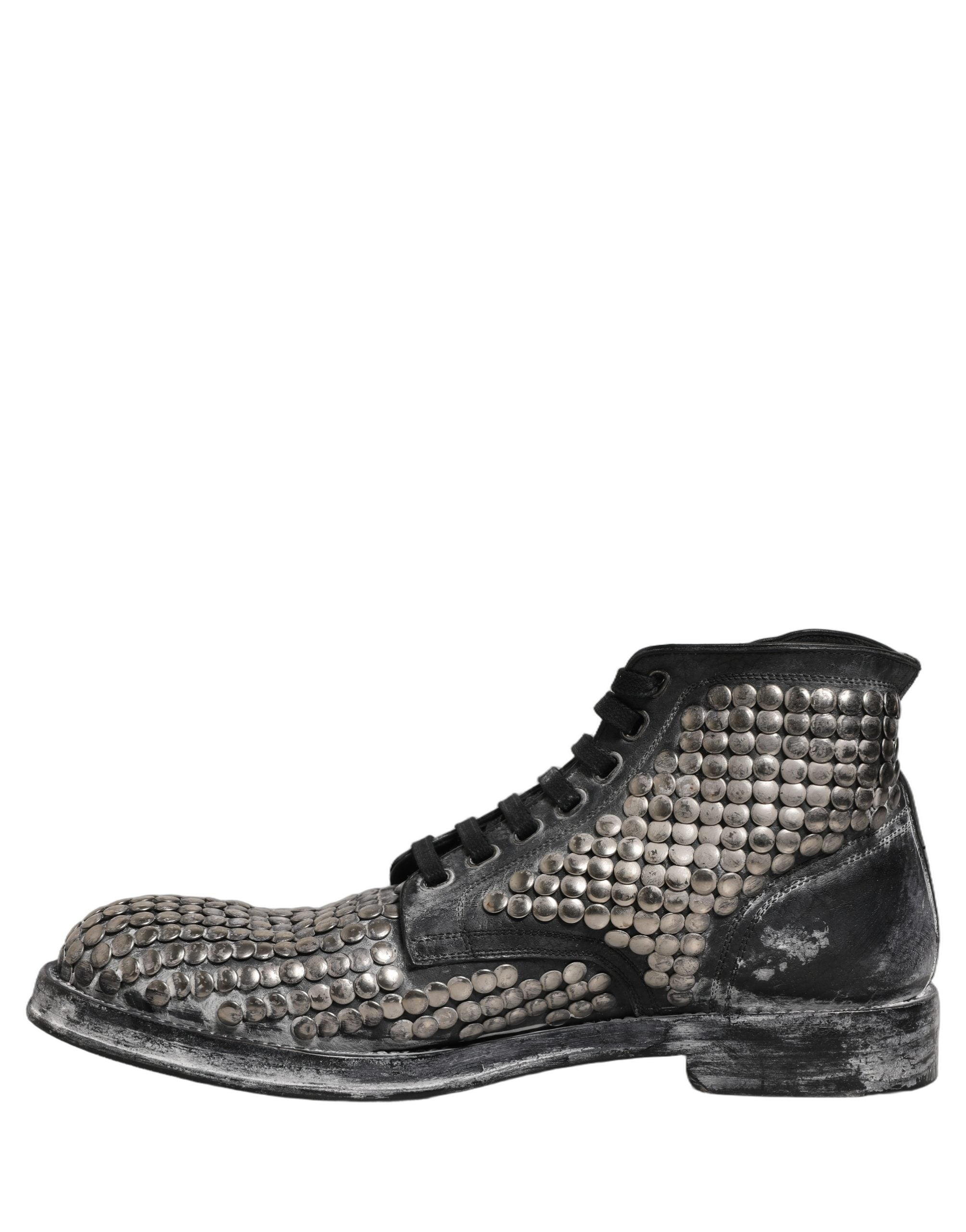 Bottines en cuir noir Dolce & Gabbana avec studs sur le talon, chaussures de défilé élégantes et tendance.