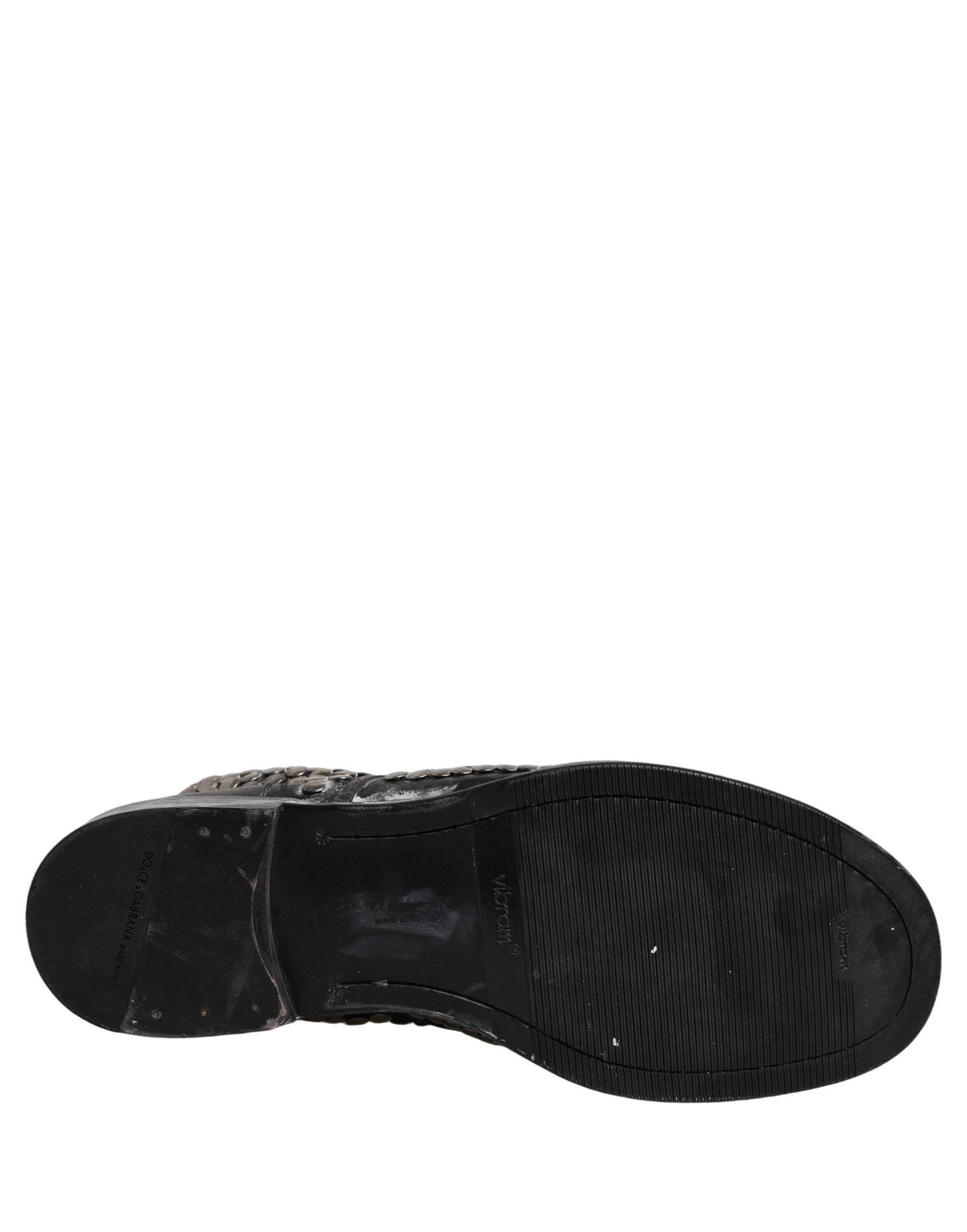 Bottes ankle en cuir noir Dolce & Gabbana avec studs, style runway, chaussures élégantes et tendance.