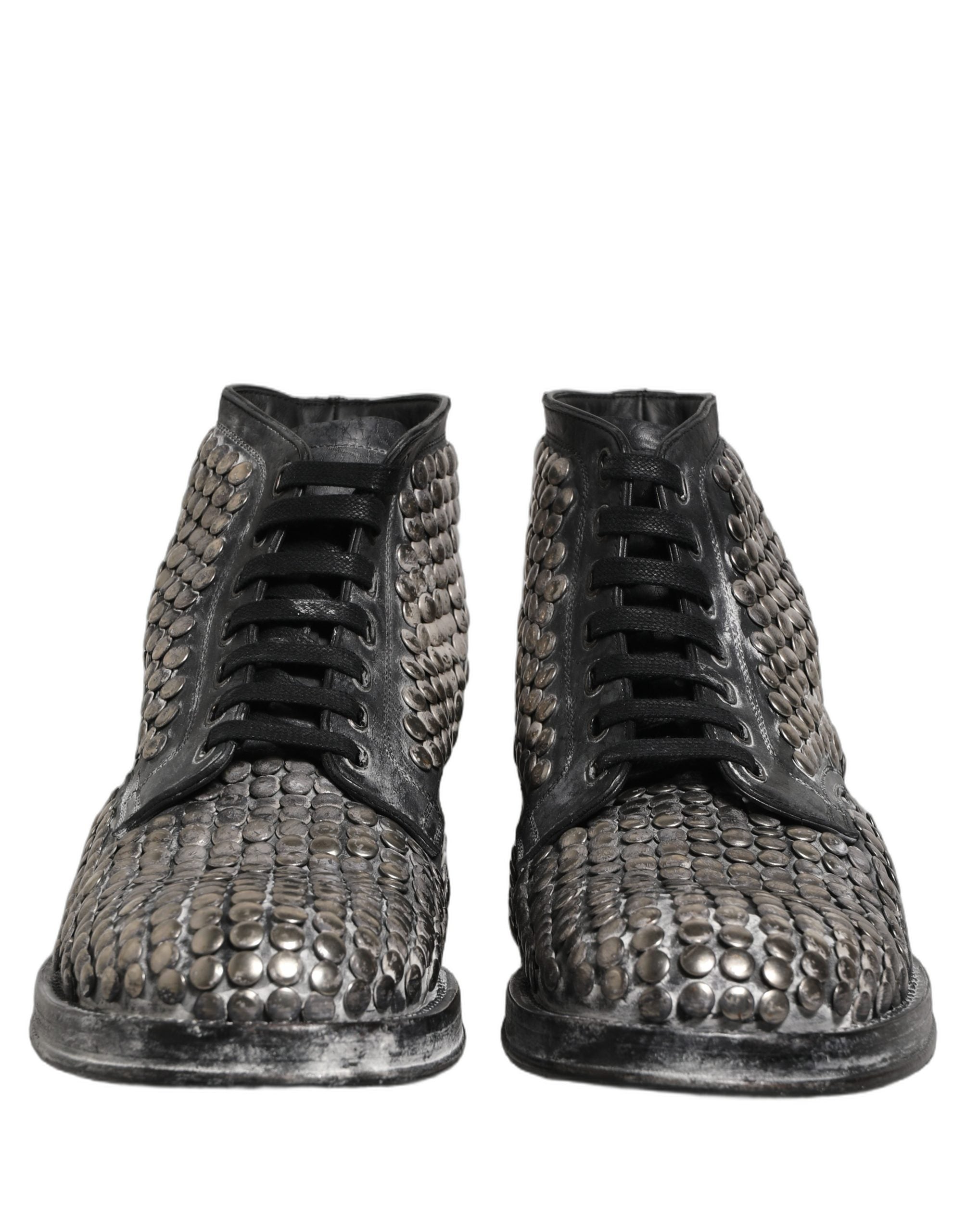 Bottines noires en cuir Dolce & Gabbana avec clous, style runway, chaussures élégantes et modernes pour femmes.