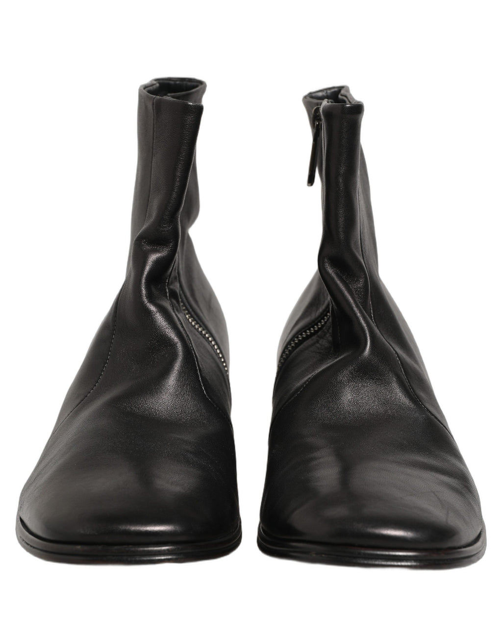 Bottines noires en cuir Dolce & Gabbana avec logo, coupe courte, style ankle boots, visibles en gros plan.