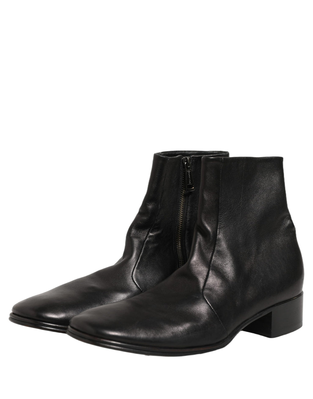 Bottes ankle en cuir noir Dolce & Gabbana avec logo, style court et élégant, visibles en gros plan sur fond neutre.