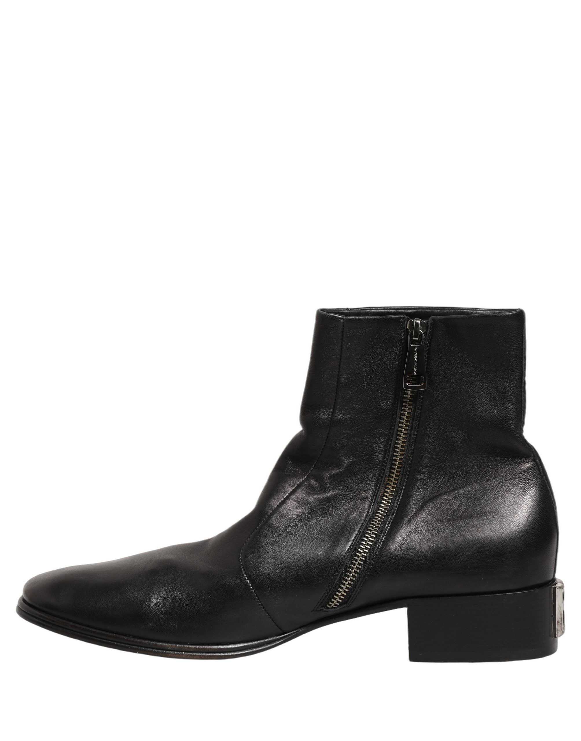 Bottes courtes en cuir noir Dolce & Gabbana avec logo, ankle boots élégantes et stylées pour femmes.