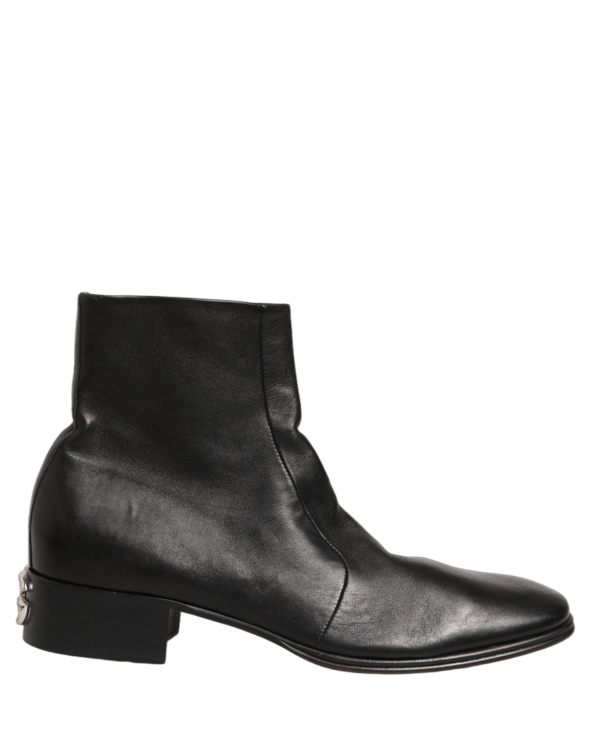 Bottes ankle en cuir noir Dolce & Gabbana avec logo, style court et élégant, visibles en détail.