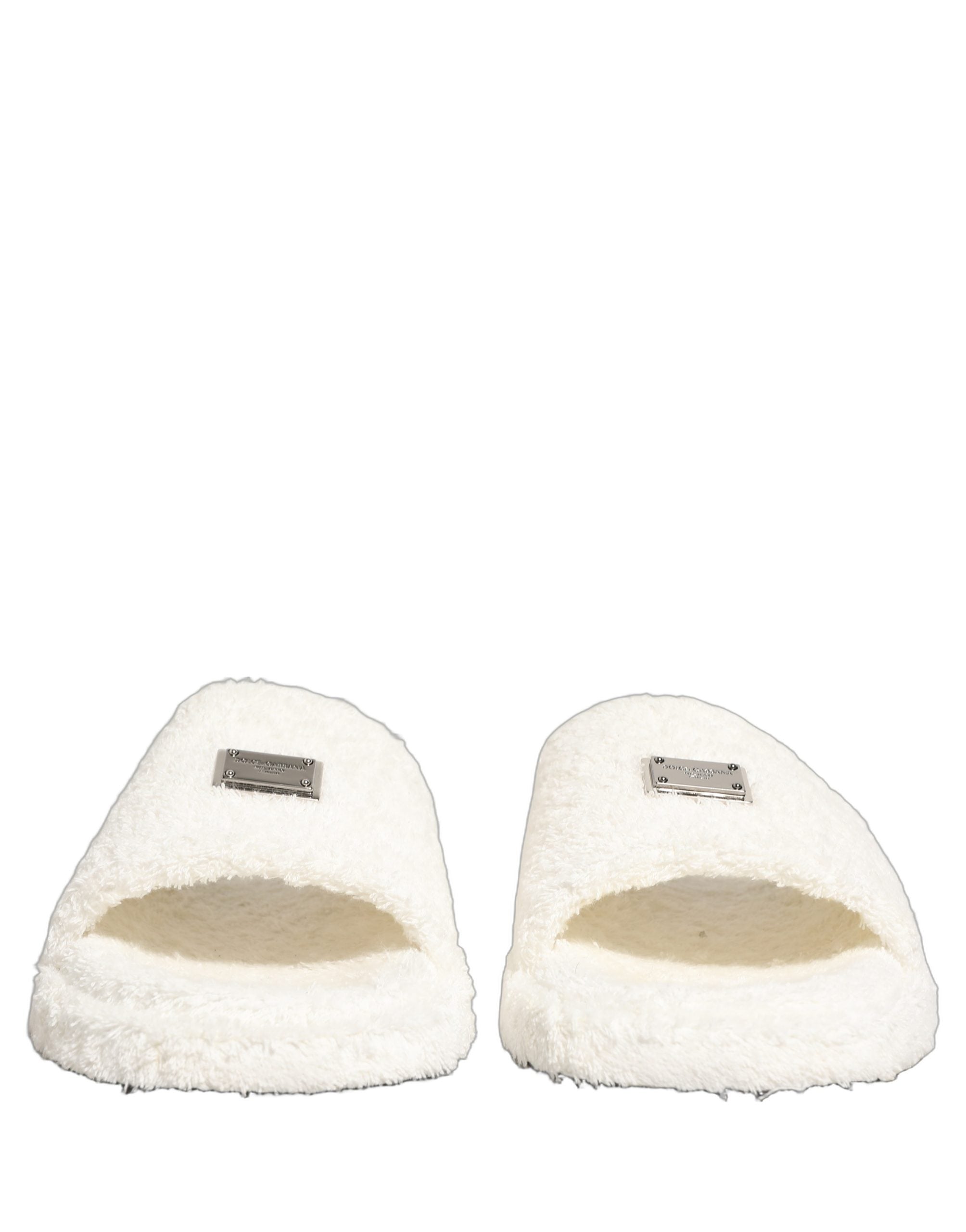 Sandales homme Dolce & Gabbana en fausse fourrure blanche, chaussons décontractés en style slip-on.