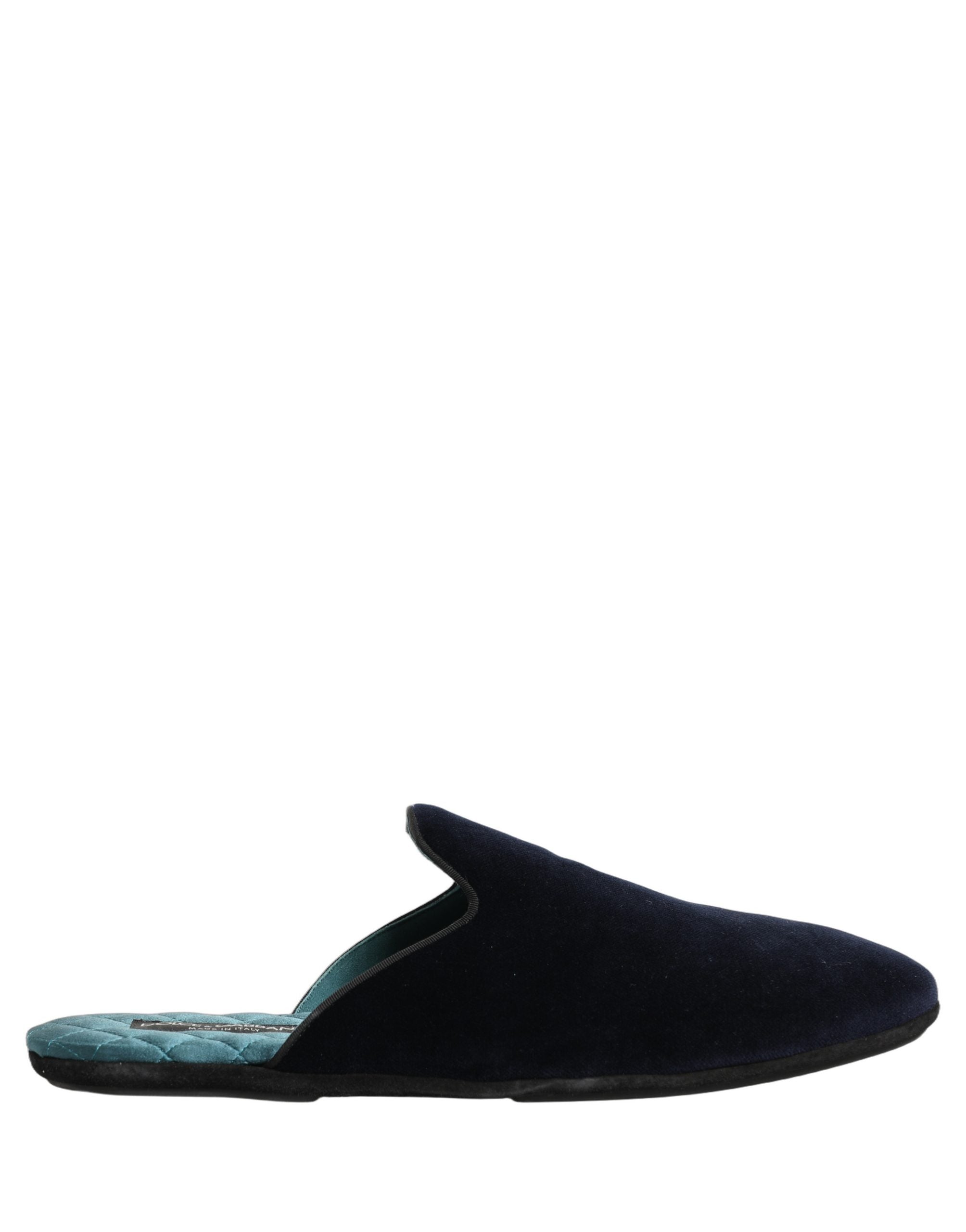 Pantoufles plates en daim bleu foncé Dolce & Gabbana pour hommes, vue de côté avec semelle en caoutchouc.