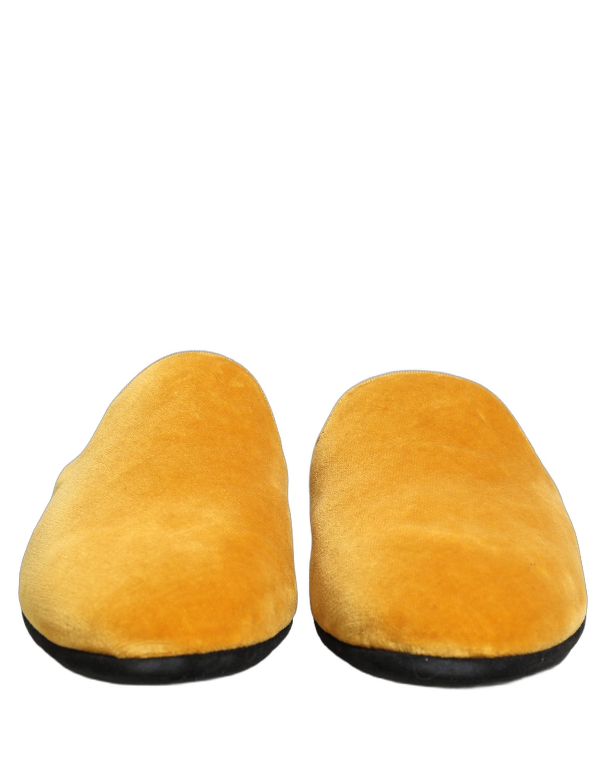 Sandales plates en daim jaune de Dolce & Gabbana pour homme, chaussures décontractées élégantes et confortables.