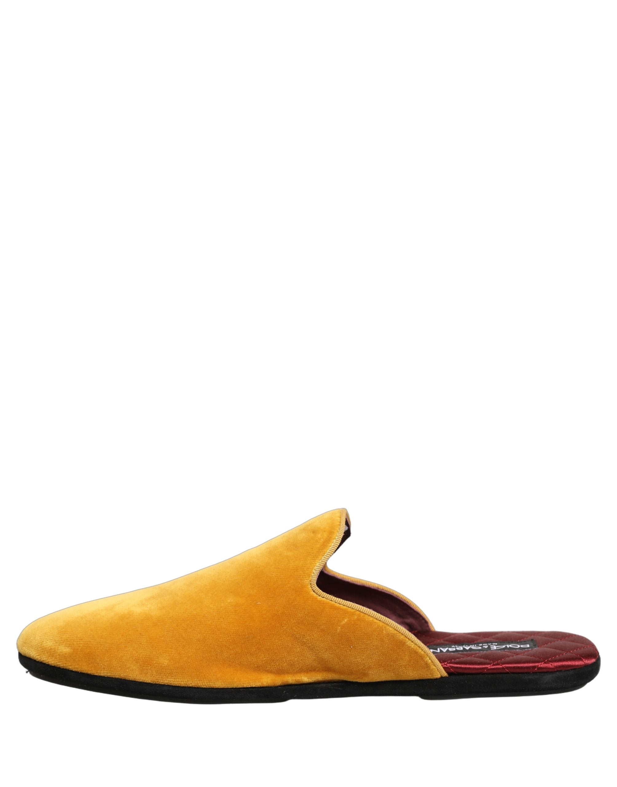 Sandales plates en daim jaune Dolce & Gabbana pour homme, chaussures élégantes et confortables.