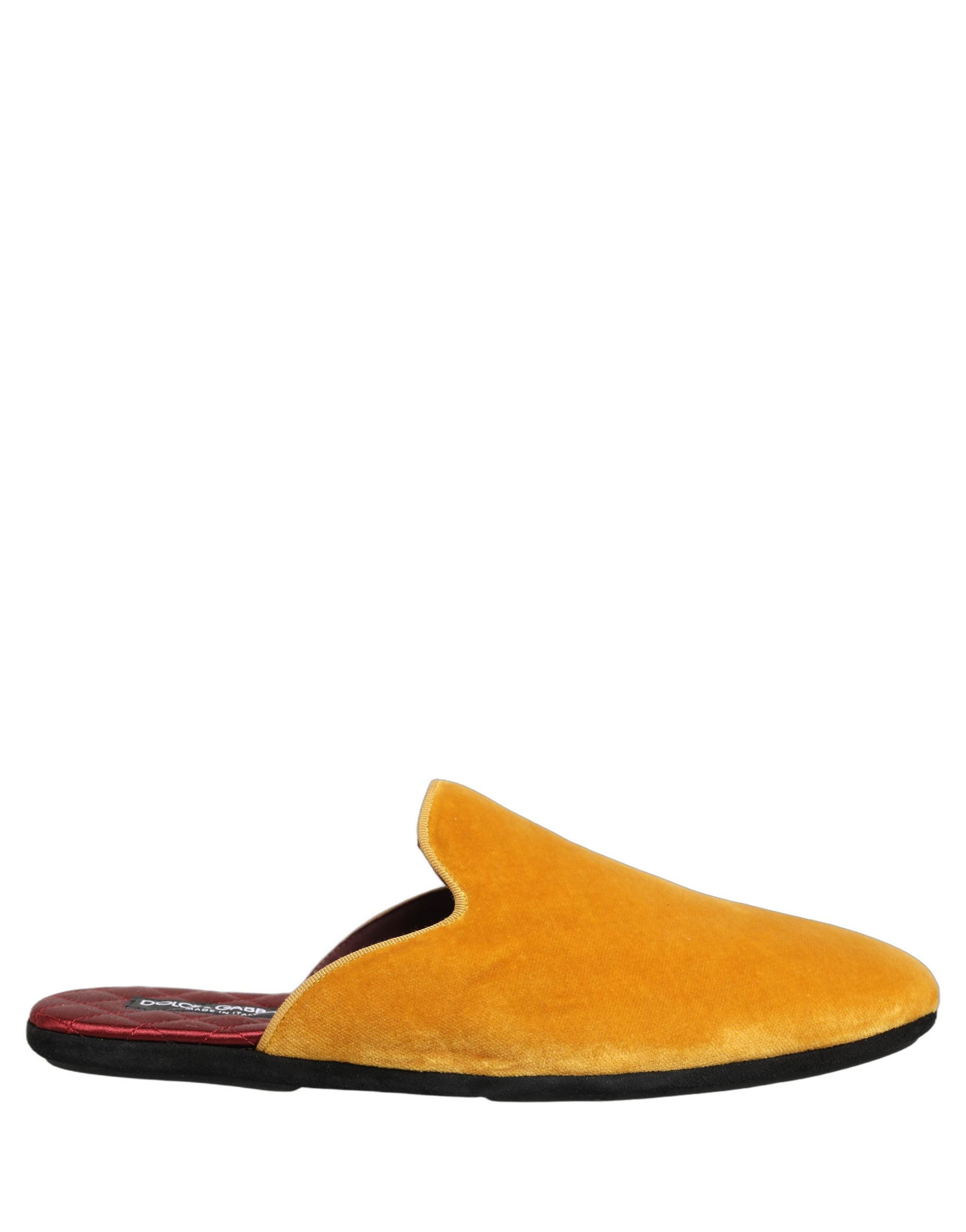 Sandales plates en daim jaune Dolce & Gabbana pour homme, chaussons décontractés et élégants.