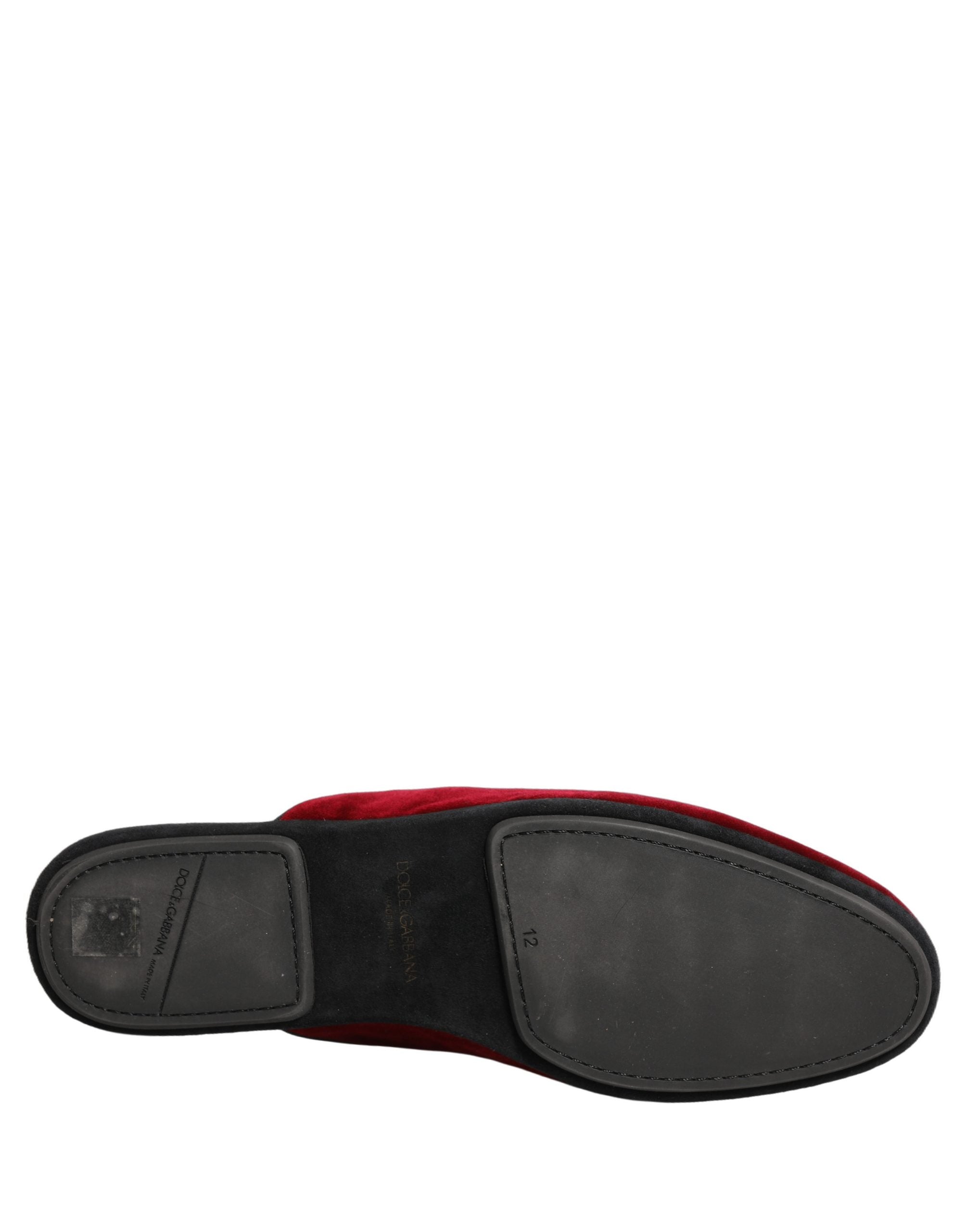 Chaussures pour hommes Dolce & Gabbana en daim rouge, slippers plates et confortables, style décontracté et élégant.