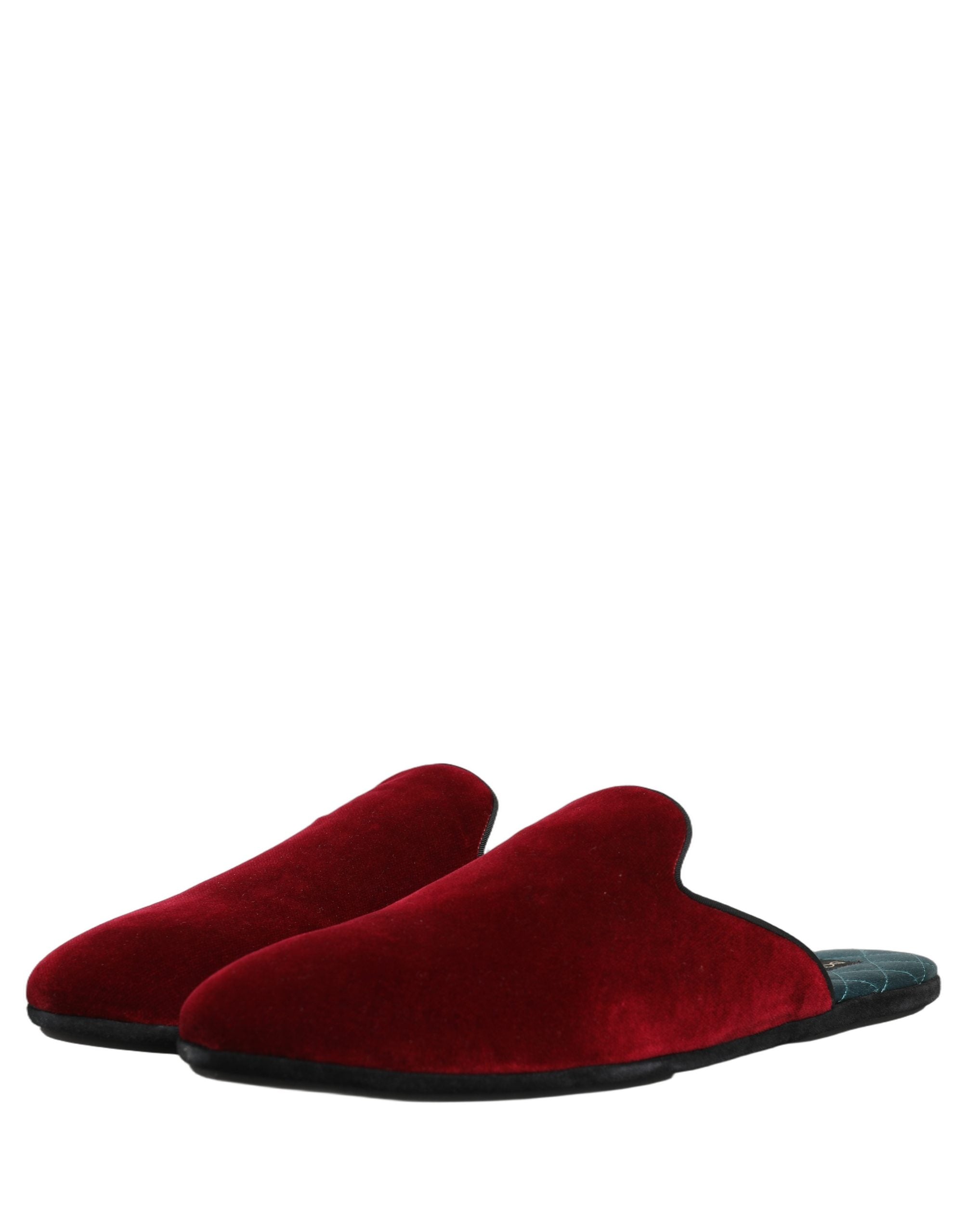 Chaussons plats en daim rouge Dolce & Gabbana pour homme, chaussures élégantes et confortables, vues de face.