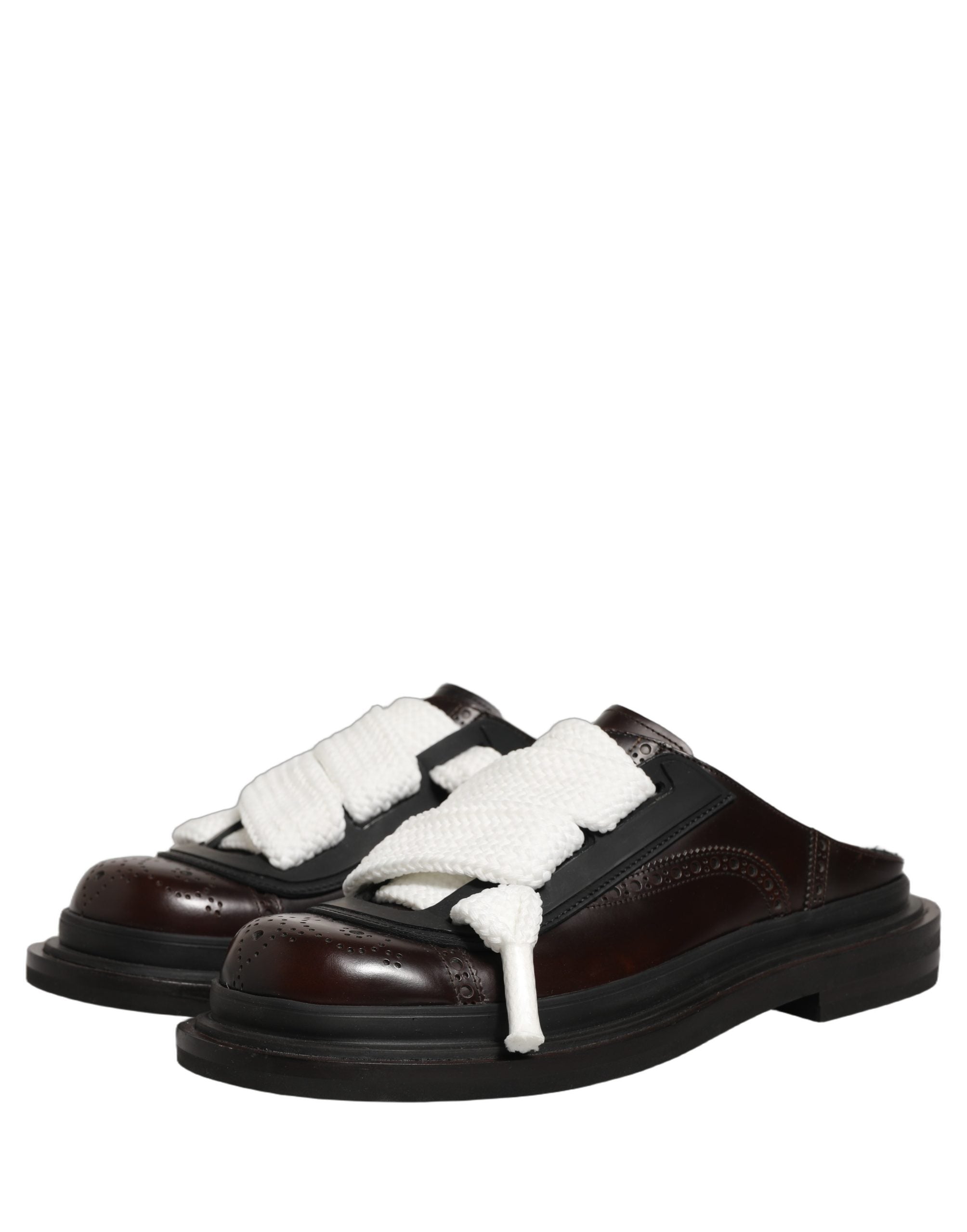 Sandales plates en cuir marron Dolce & Gabbana pour hommes, chaussures slip-on élégantes et confortables.