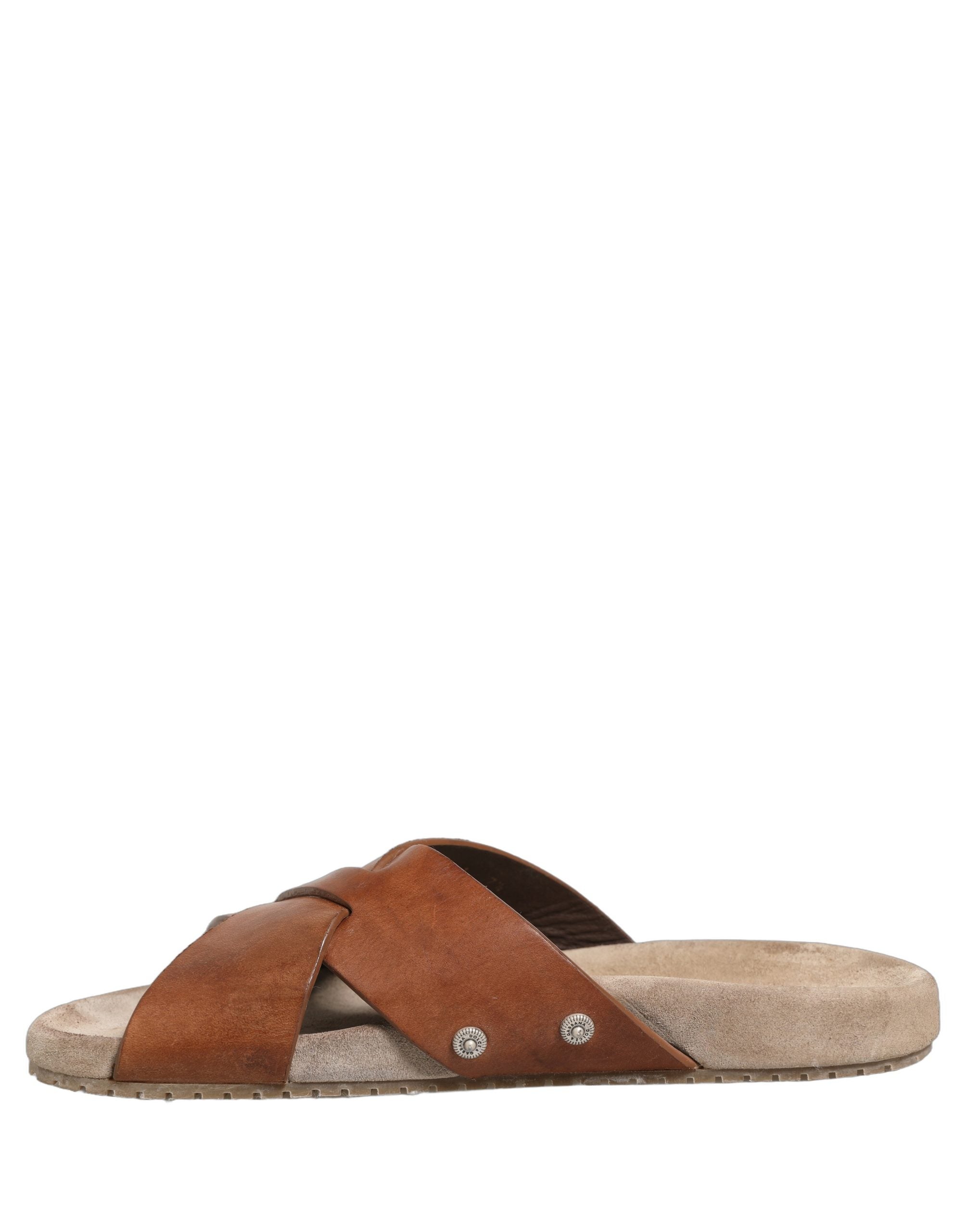Sandales Dolce & Gabbana en cuir de veau marron, chaussons élégants pour femmes, visibles avec leurs bandes larges et design sophistiqué.