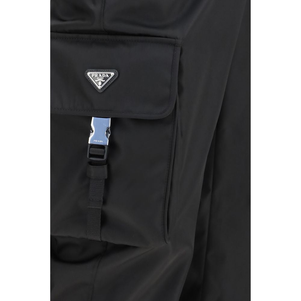 Pantalon athlétique noir en polyamide de la marque Prada, coupe ajustée avec détails modernes et logo discret visible.
