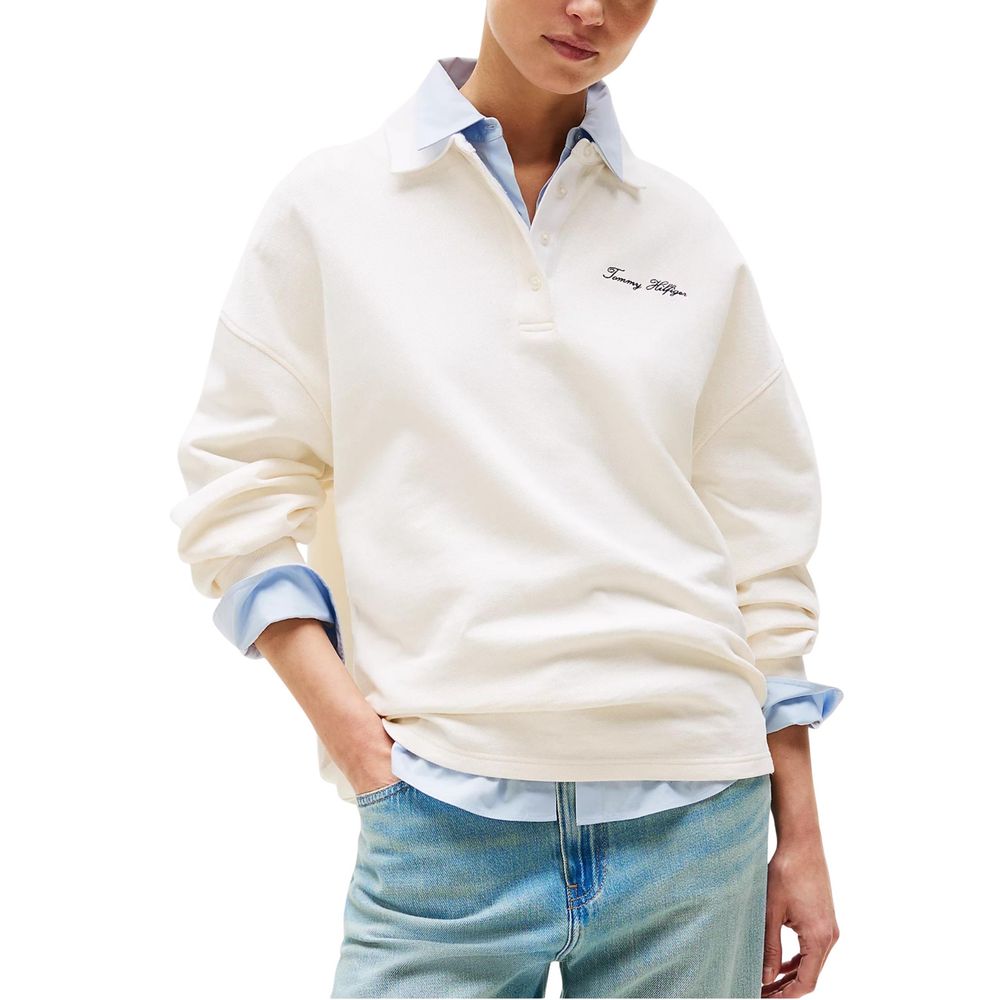 Sweat-shirt beige en polyamide de Tommy Hilfiger, avec logo discret sur la poitrine, porté sur un modèle.