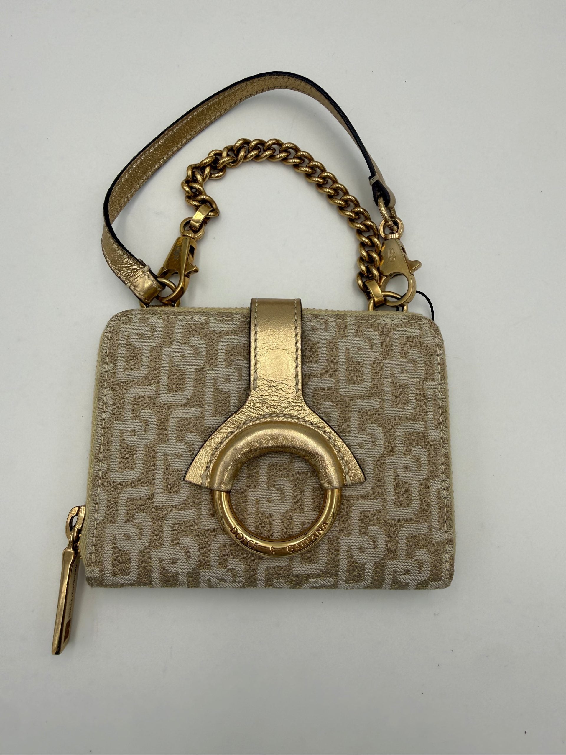 Portefeuille Dolce & Gabbana DOLCE & GABBANA avec chaîne, design élégant en cuir noir et détails dorés.